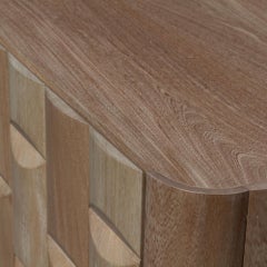 Mueble de almacenamiento escultural «Phloem», de madera de nogal barnizada y tallada a mano