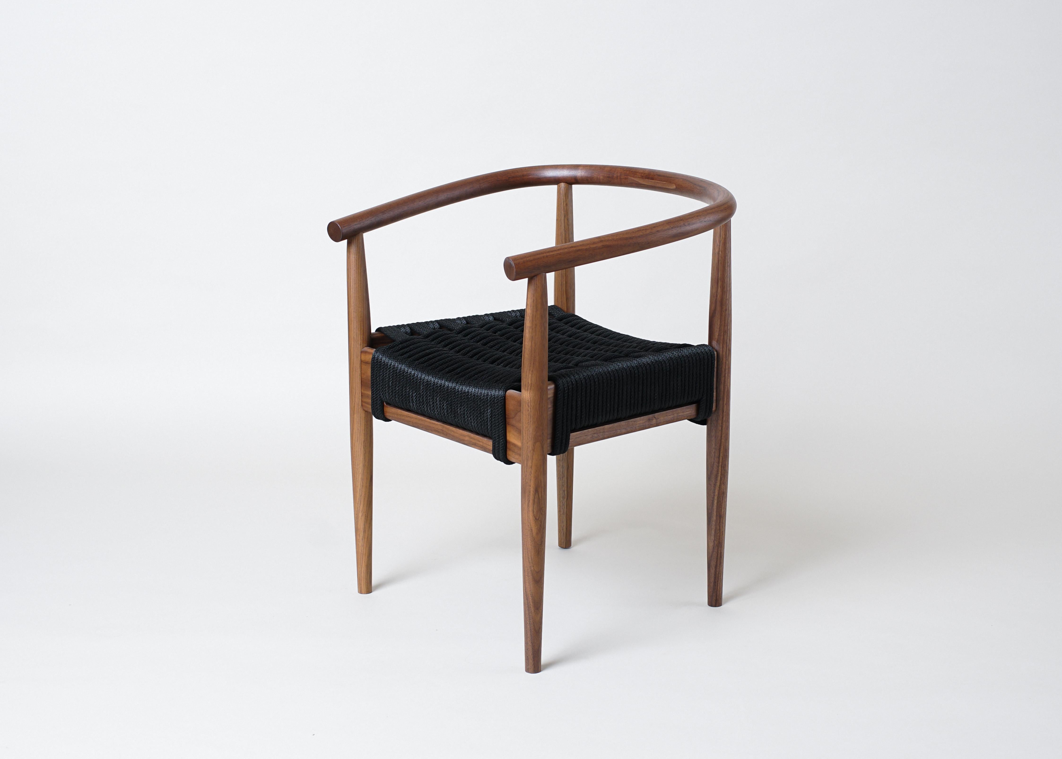Phloem Studio Kapitänsstuhl, handgefertigter moderner Sessel mit geflochtenem Seil (amerikanisch) im Angebot