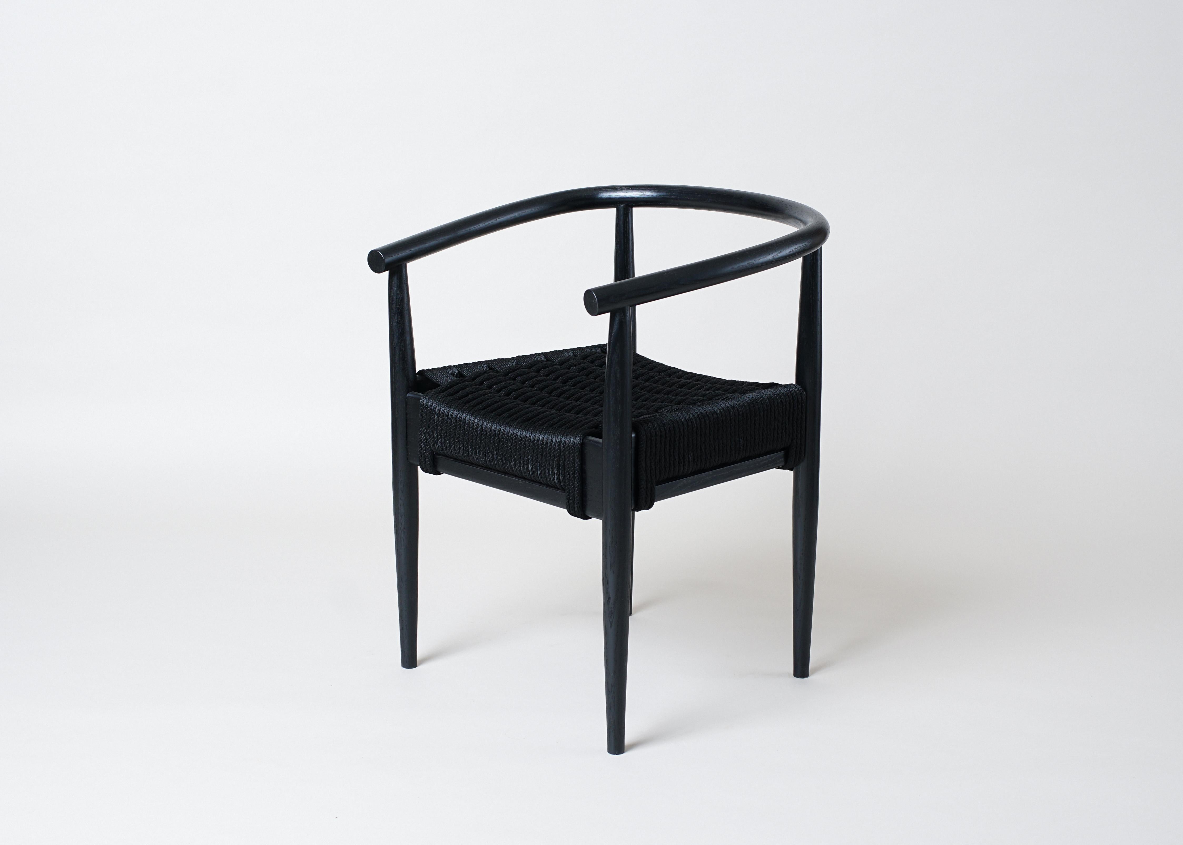 Une version moderne et contemporaine de la chaise de capitaine classique, fabriquée à la main sur commande.  Avec des pieds tournés, effilés et façonnés et un bras et un dossier en forme de fer à cheval en bois dur massif. Convient à la fois comme