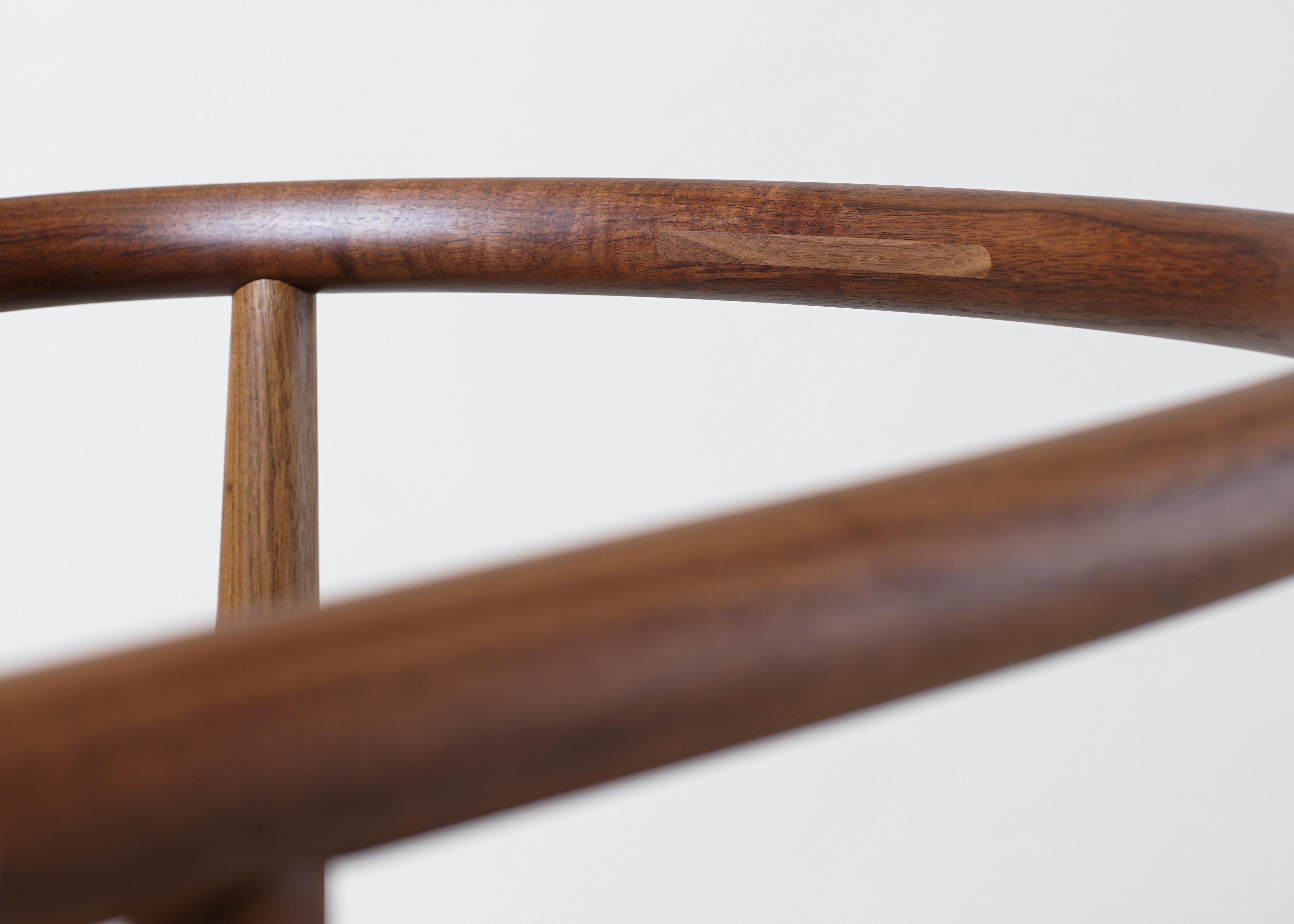 Phloem Studio Kapitänsstuhl, handgefertigter moderner Sessel mit geflochtenem Seil im Angebot 1