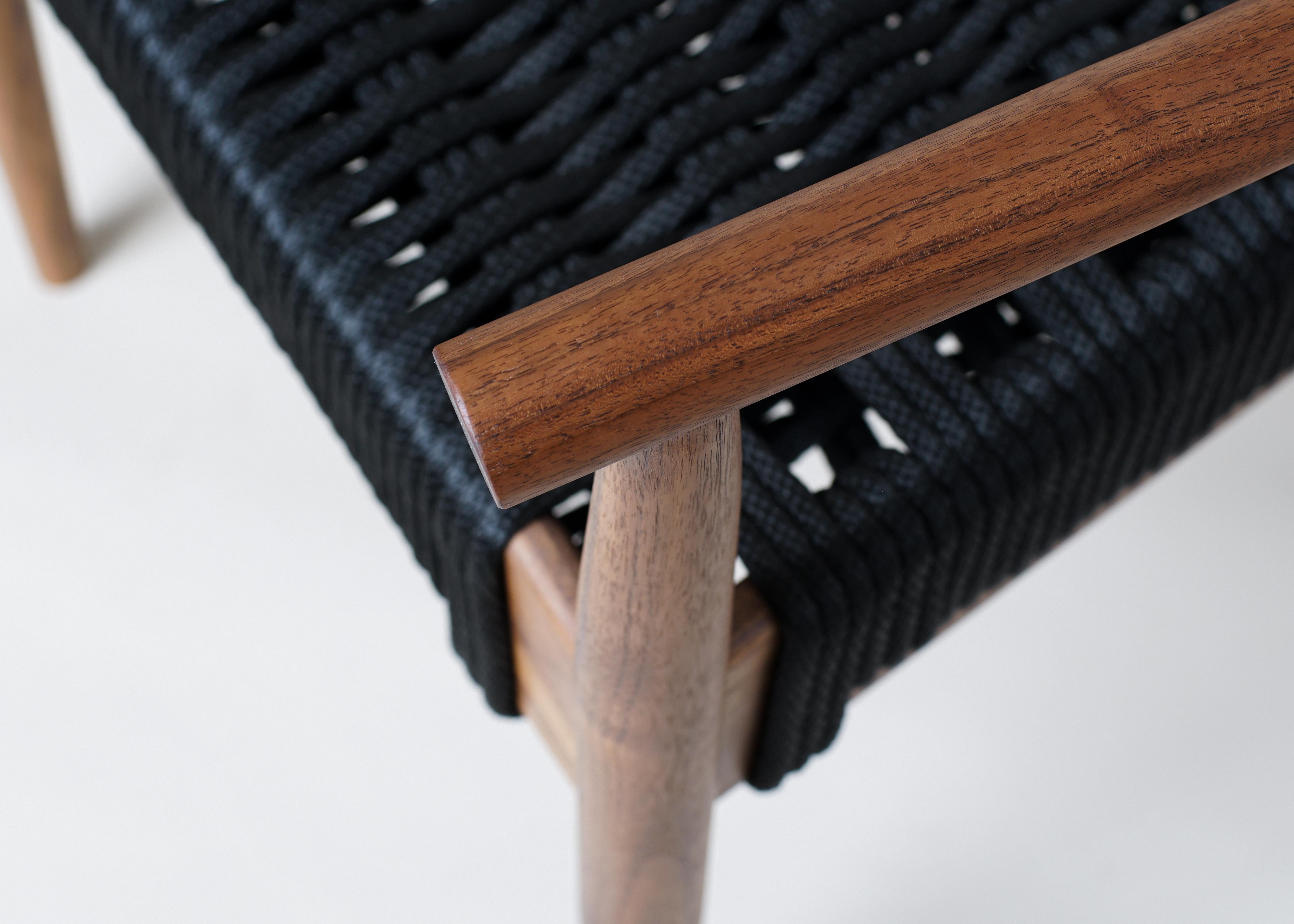 Phloem Studio Kapitänsstuhl, handgefertigter moderner Sessel mit geflochtenem Seil (Gedrechselt) im Angebot