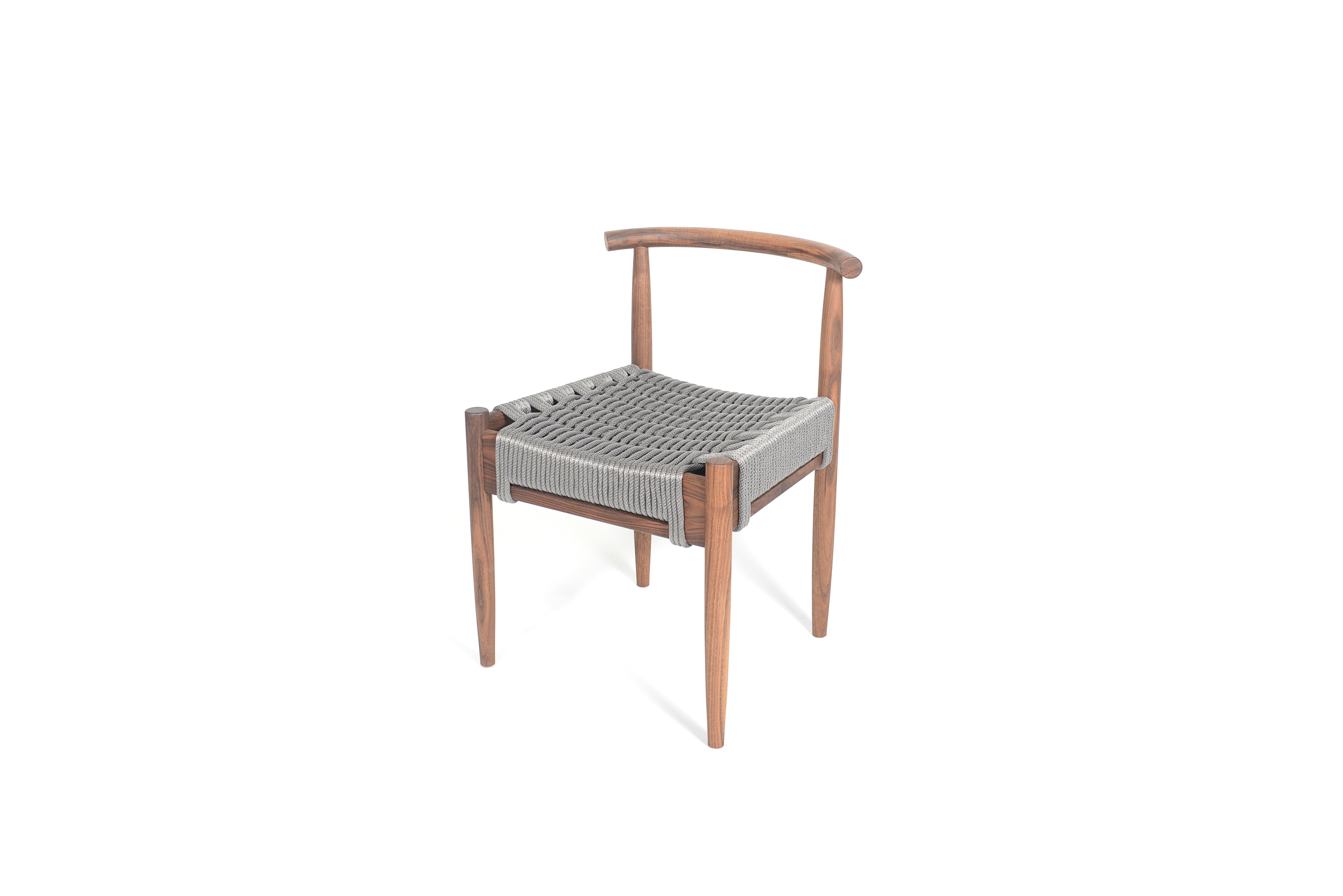 La chaise Harbor de Phloem Studio est une chaise d'appoint moderne et contemporaine en bois de noyer massif, fabriquée à la main sur commande, avec des pieds tournés, effilés et façonnés et un dossier tubulaire façonné à la main dans du bois dur.