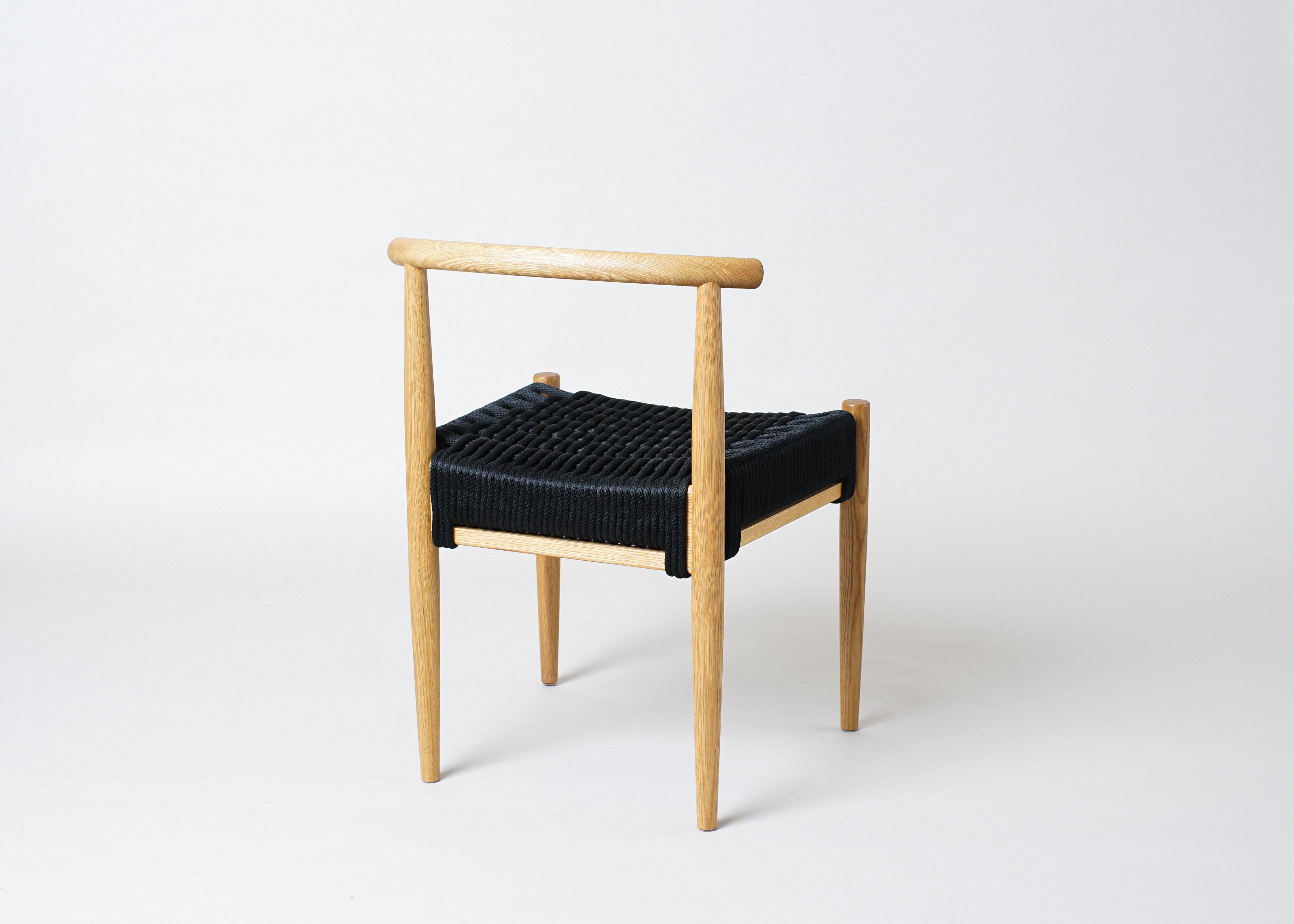 Tourné Chaise Harbor de Phloem Studio, chaise moderne à assise en corde tissée à la main en vente