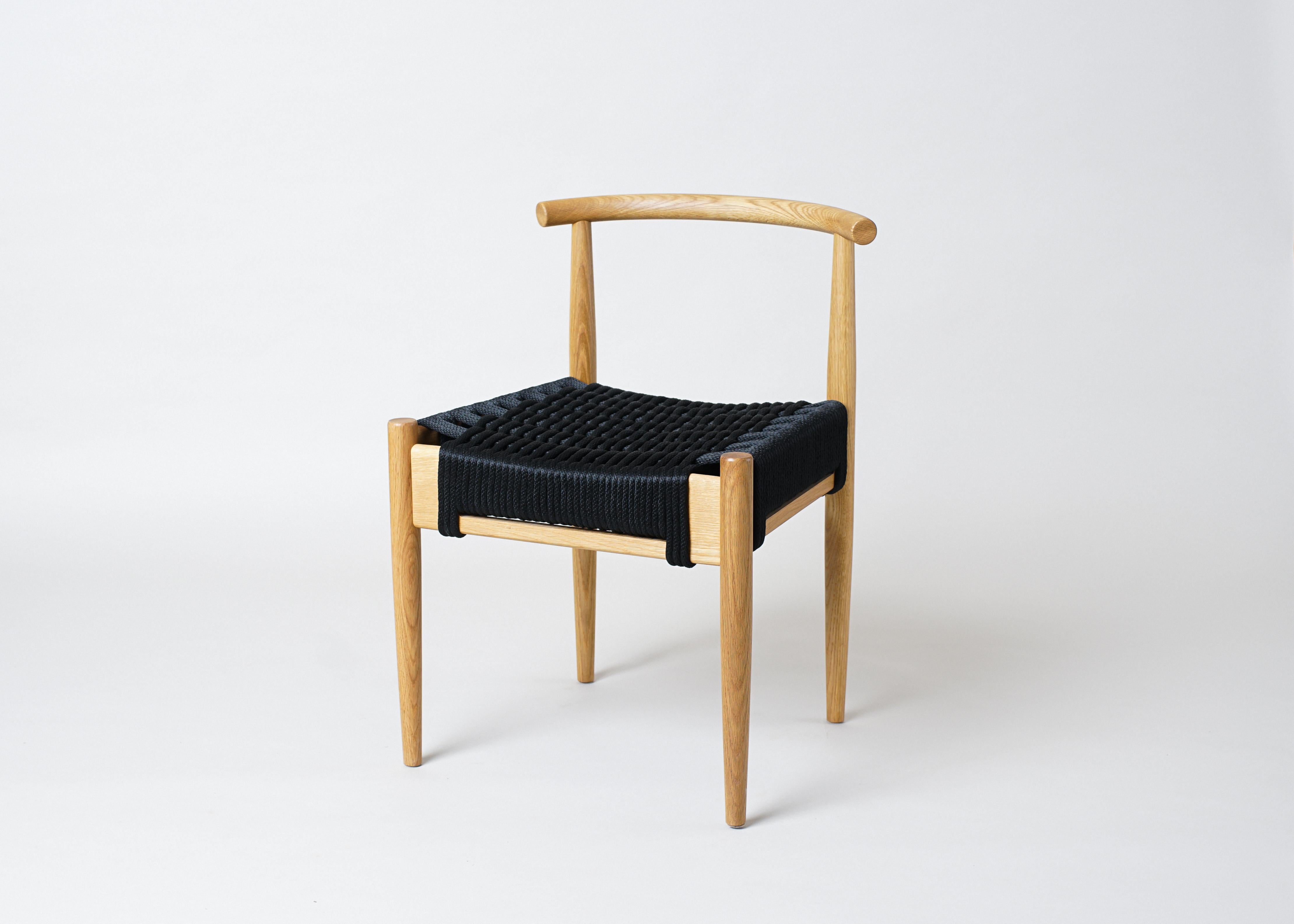 Moderne Chaise Harbor de Phloem Studio, chaise moderne à assise en corde tissée à la main en vente