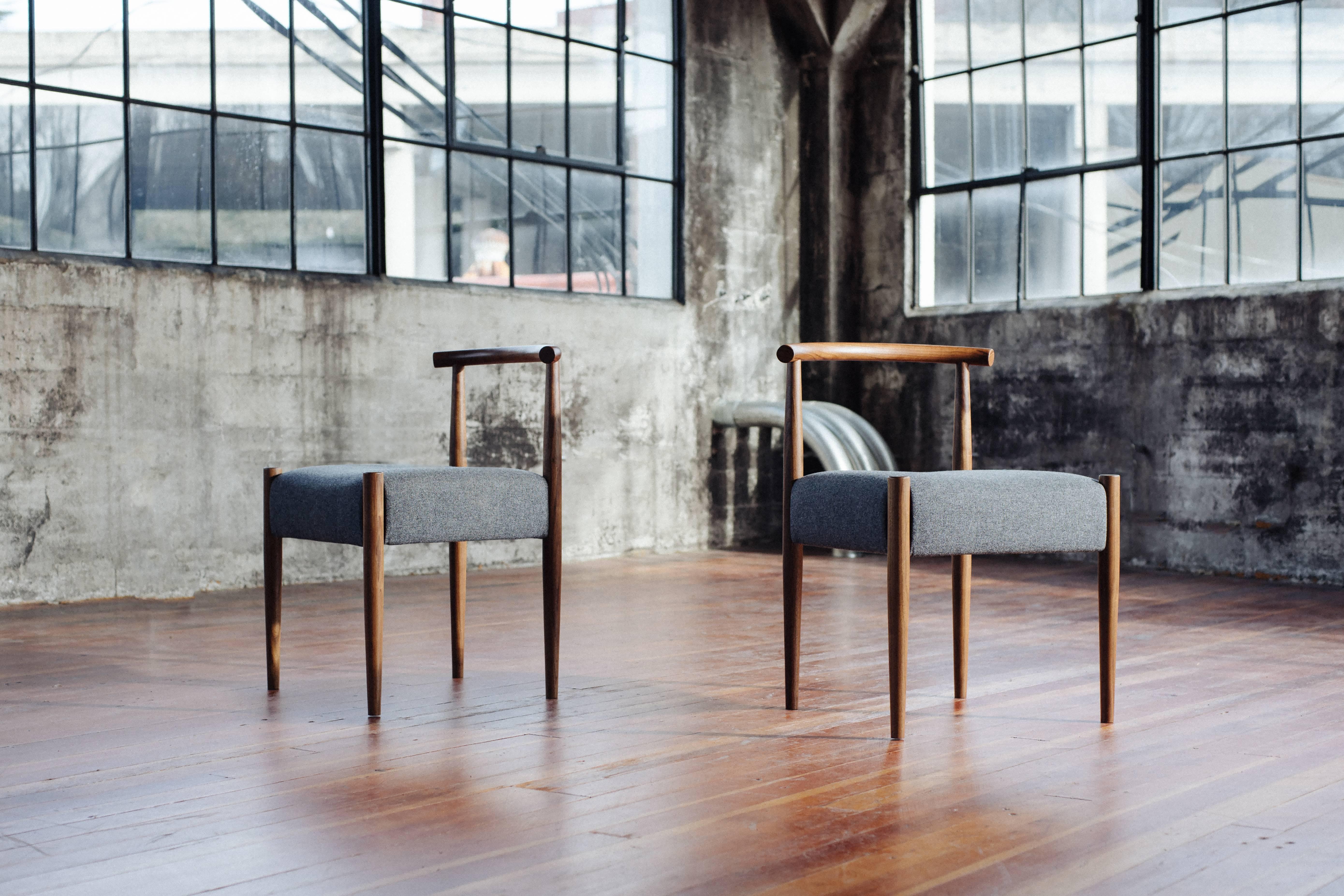 Der Phloem Studio Harbor Stuhl ist ein moderner, zeitgenössischer Beistellstuhl aus Massivholz, der auf Bestellung handgefertigt wird. Er hat gedrechselte, spitz zulaufende und geformte Beine, eine handgeformte Rückenlehne aus Hartholz und einen