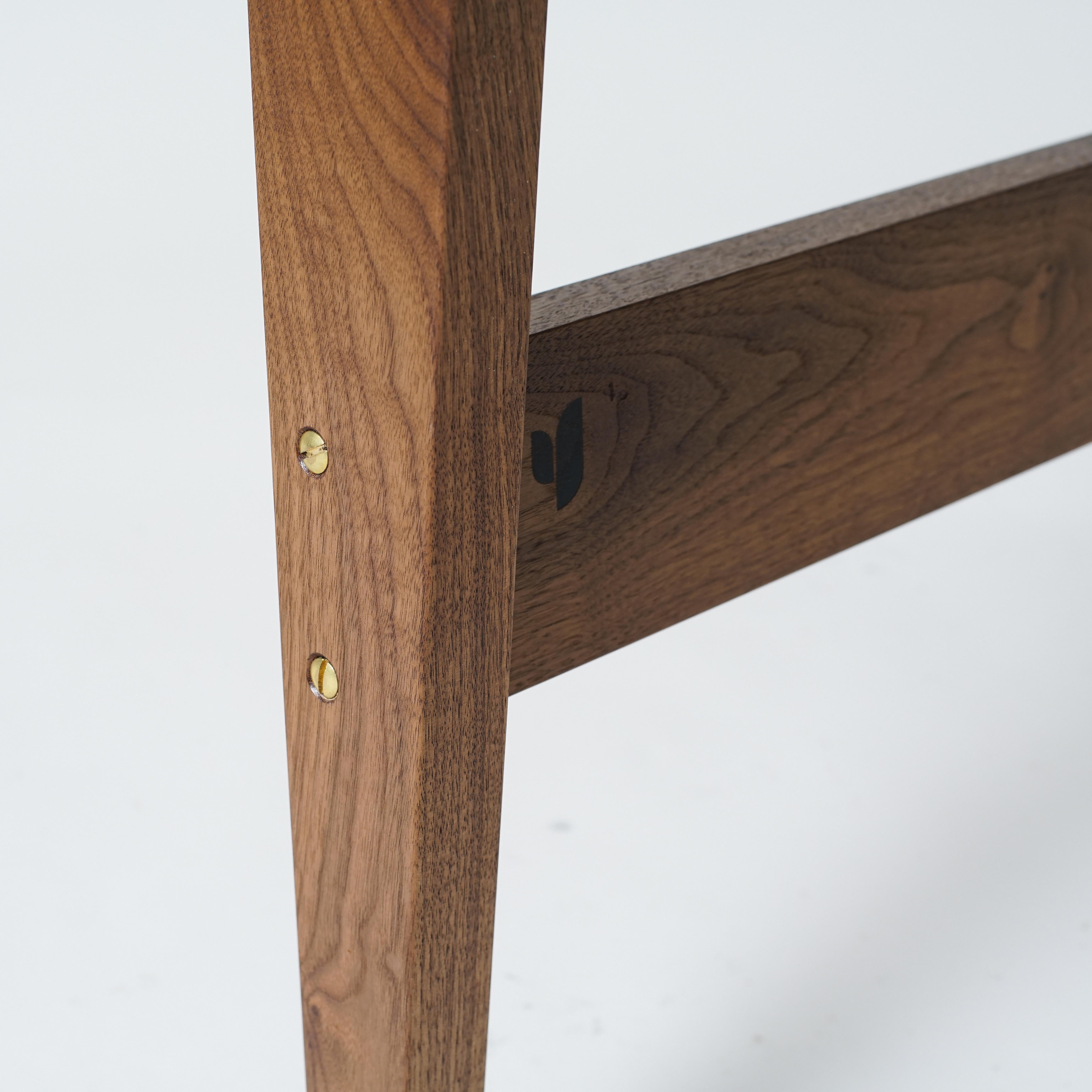 Phloem Studio Laura Schreibtisch, handgefertigter moderner Sekretär-Schreibtisch aus Nussbaum oder weißer Eiche (Hartholz) im Angebot