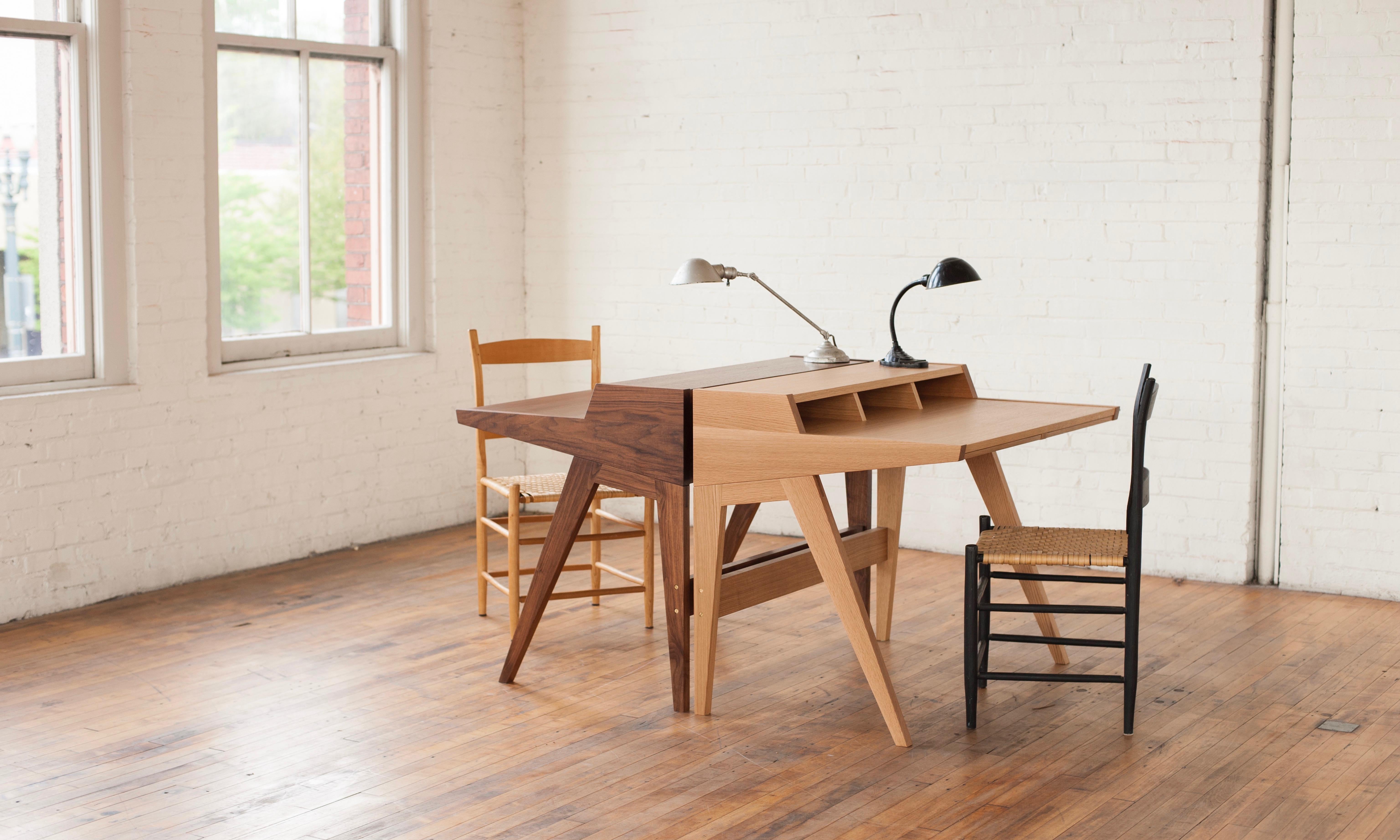 Phloem Studio Laura Schreibtisch, handgefertigter moderner Sekretär-Schreibtisch aus Nussbaum oder weißer Eiche (Moderne) im Angebot