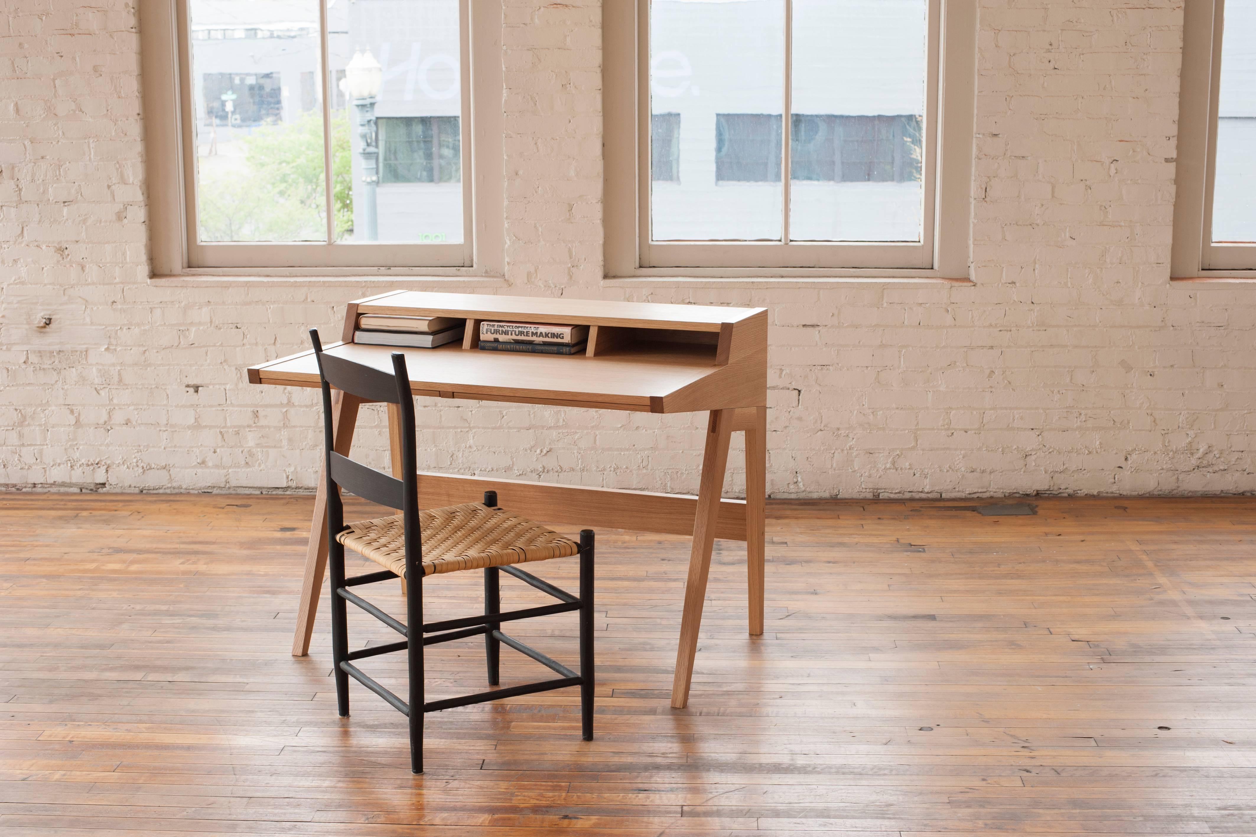 Moderne Bureau Laura de Phloem Studio, secrétaire moderne fait à la main en noyer ou chêne blanc en vente