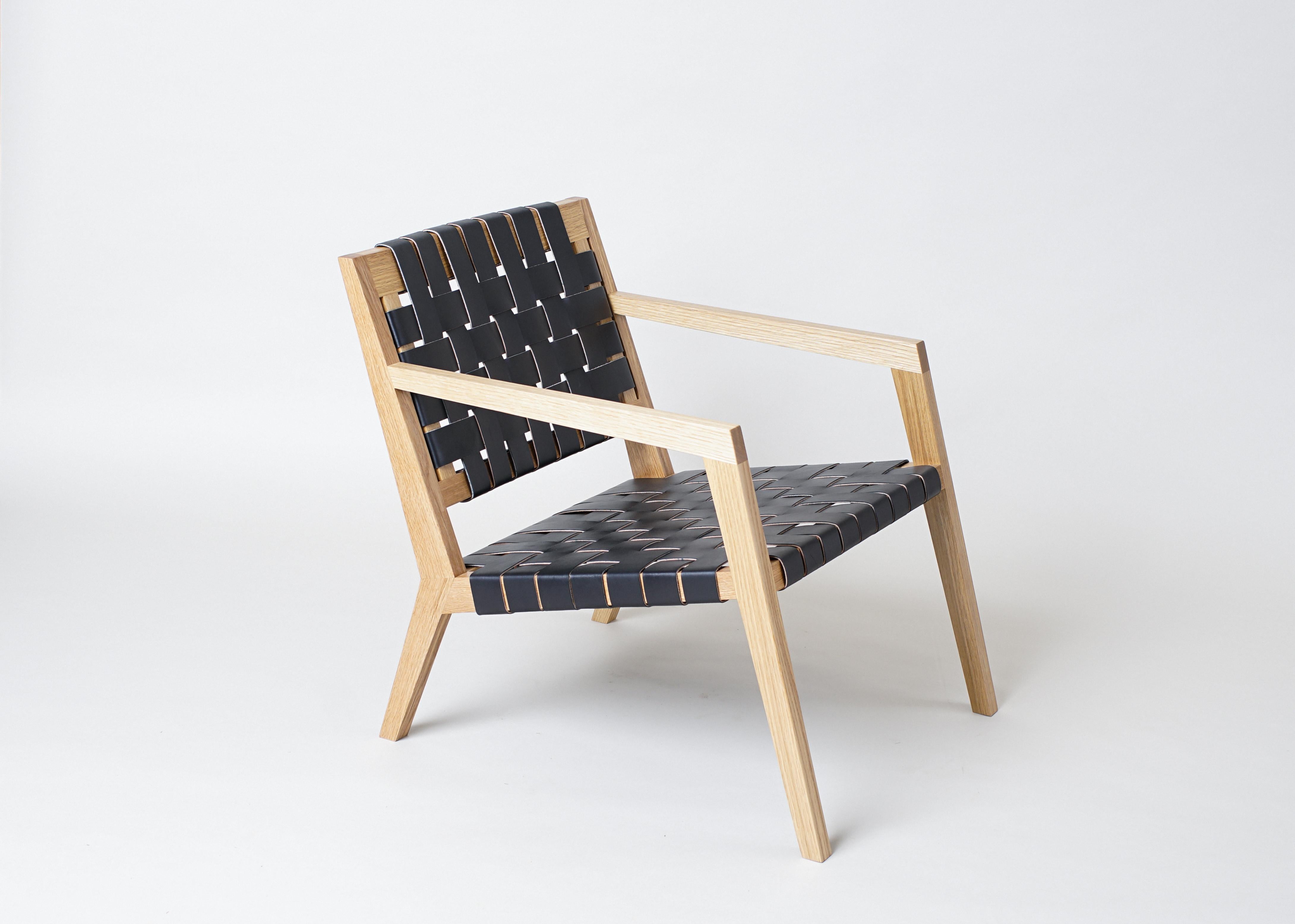 Phloem Studio Nadine Lounge, Moderner Sessel aus Holz und Leder mit Riemen (amerikanisch) im Angebot