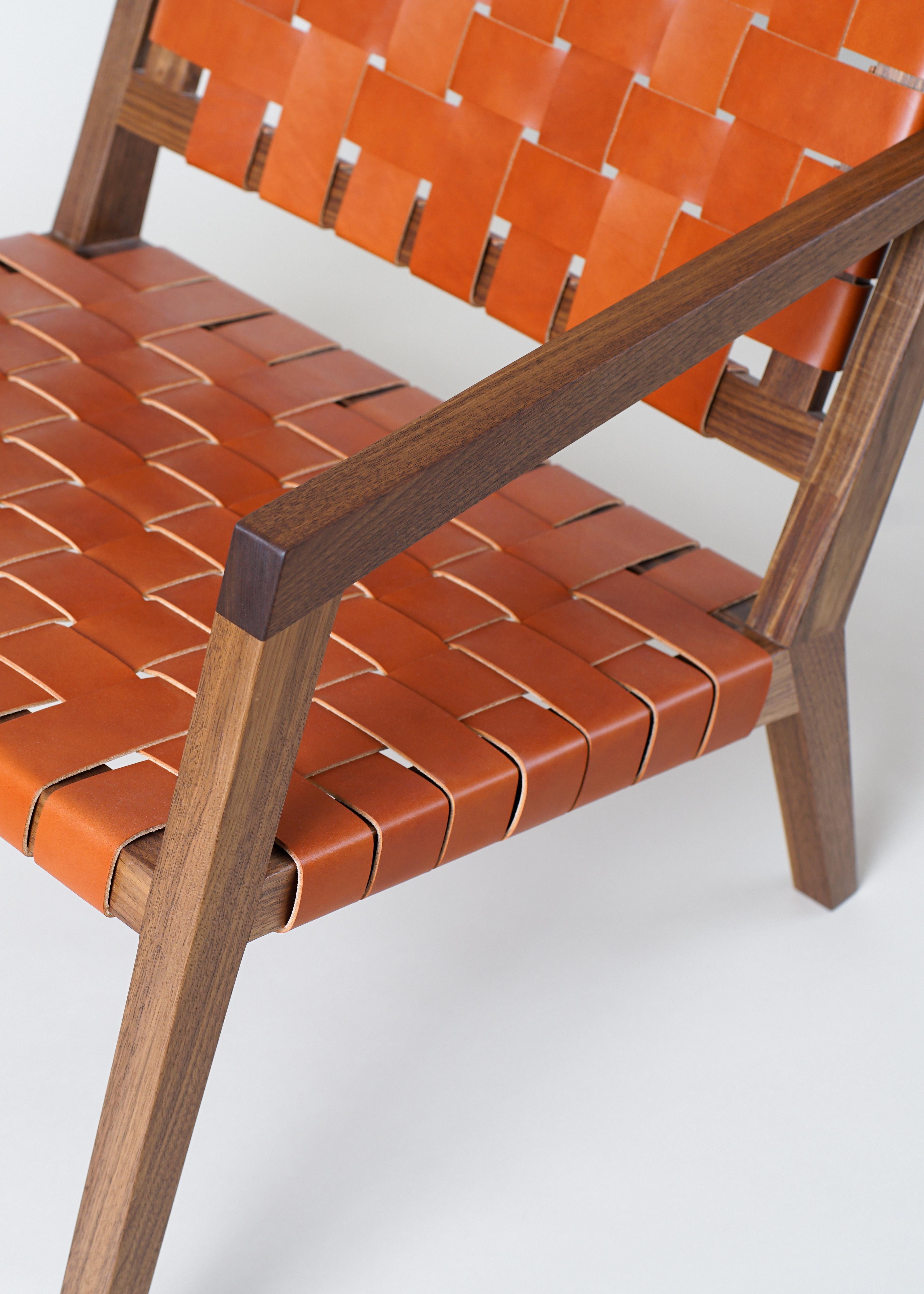 Phloem Studio Nadine Lounge, Moderner Sessel aus Holz und Leder mit Riemen im Angebot 1