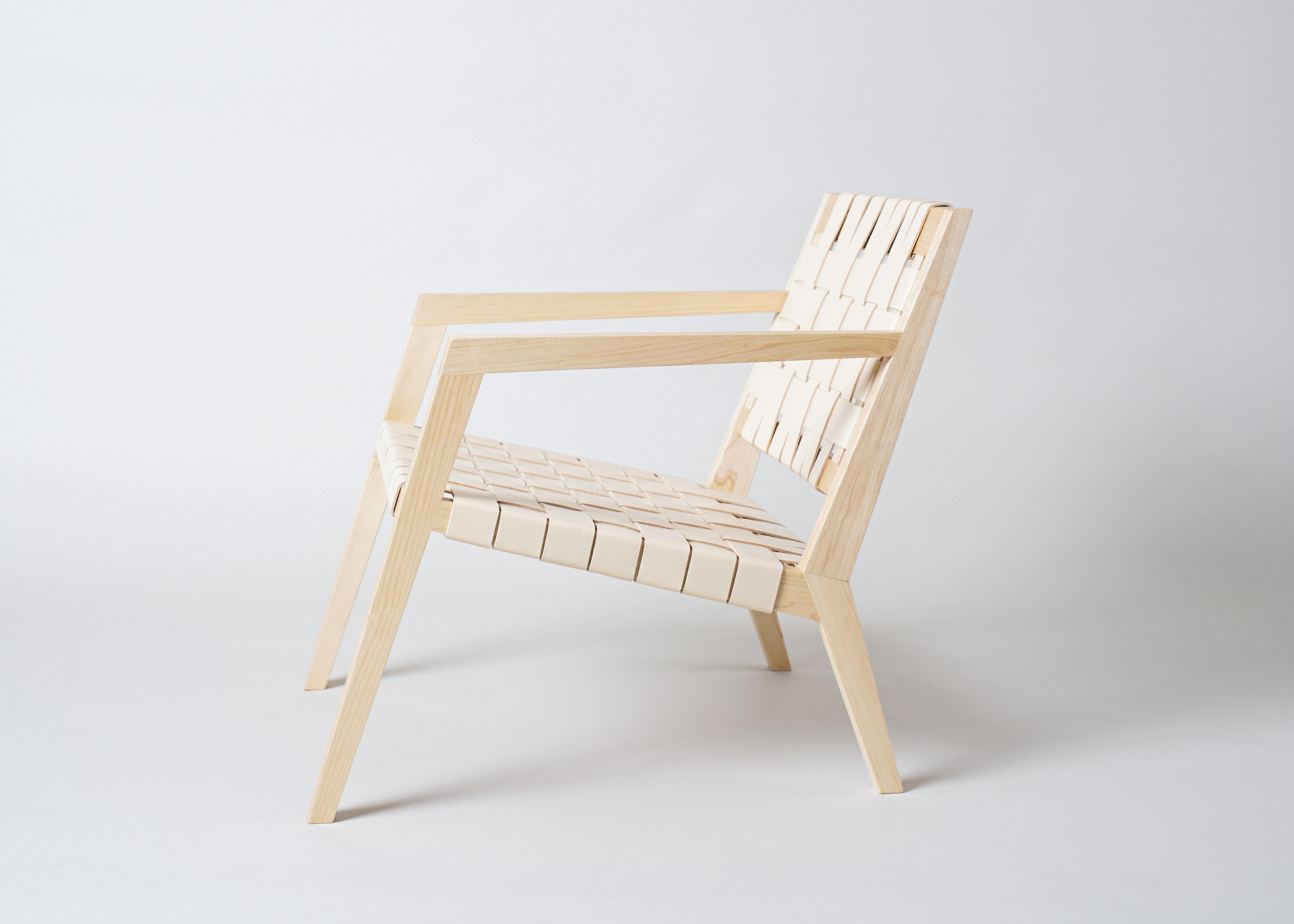 Phloem Studio Nadine Lounge, Moderner Sessel aus Holz und Leder mit Riemen im Angebot 5