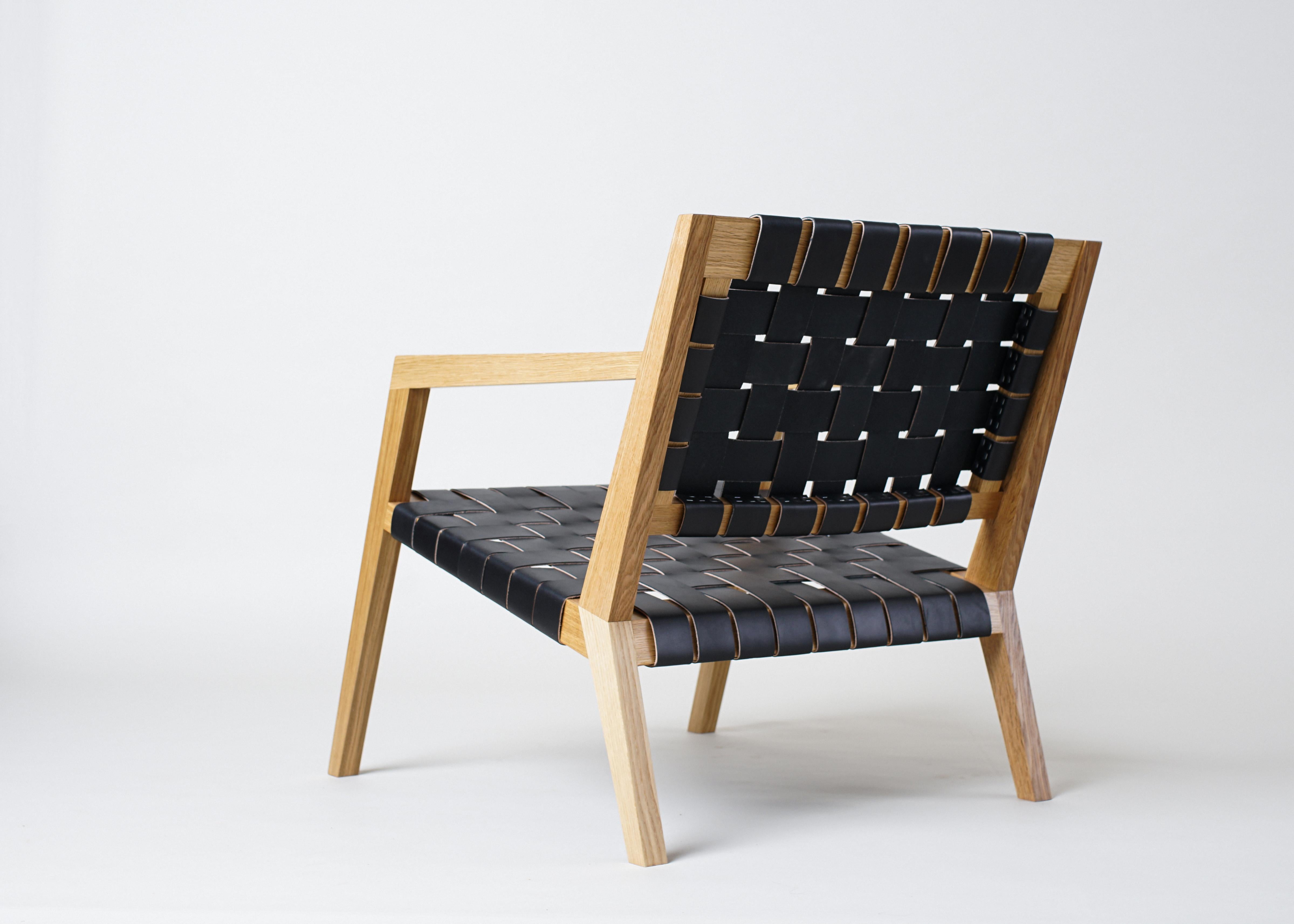 Phloem Studio Nadine Lounge, Moderner Sessel aus Holz und Leder mit Riemen (Tischlerei) im Angebot