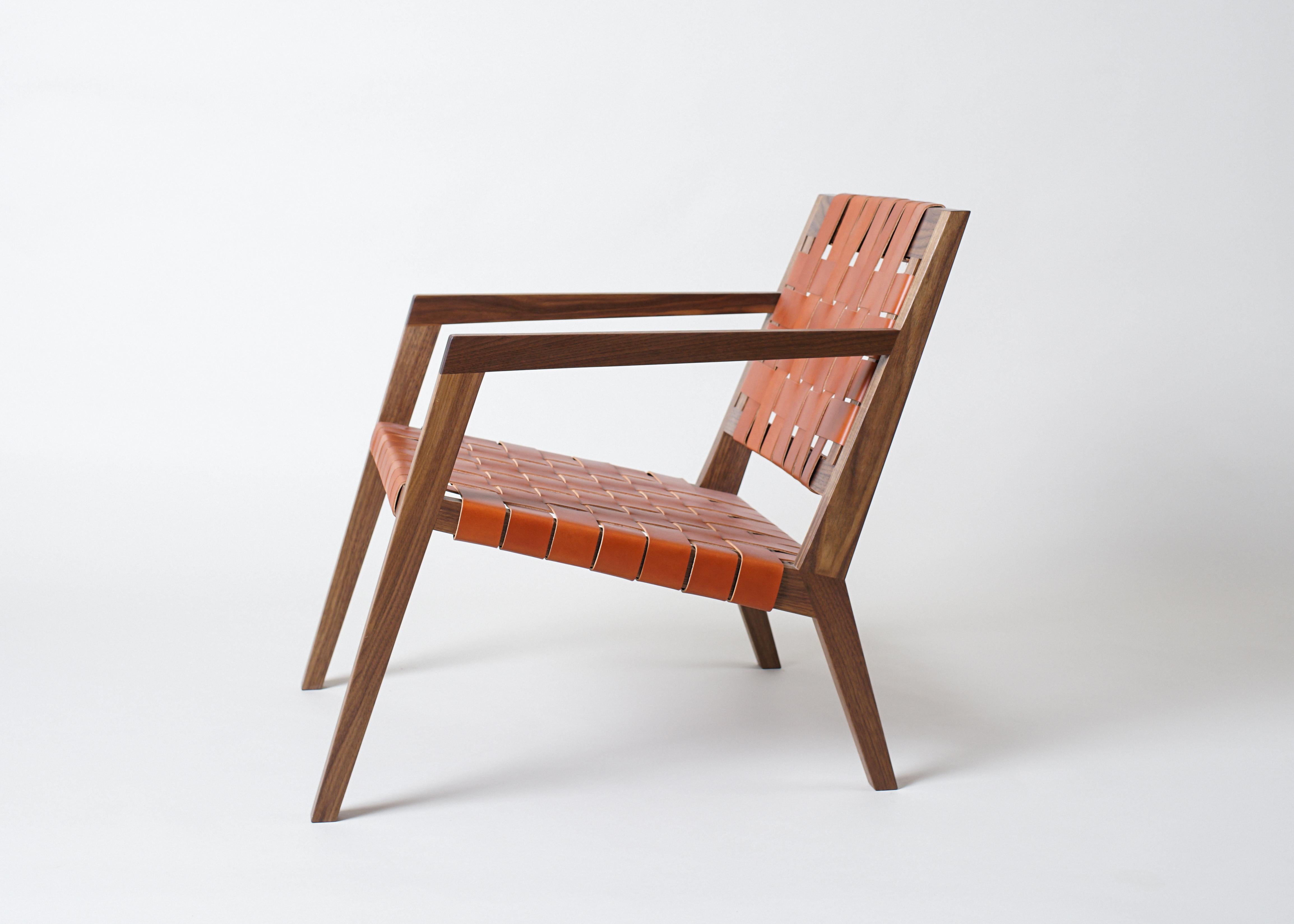 Phloem Studio Nadine Lounge, Moderner Sessel aus Holz und Leder mit Riemen im Angebot 2