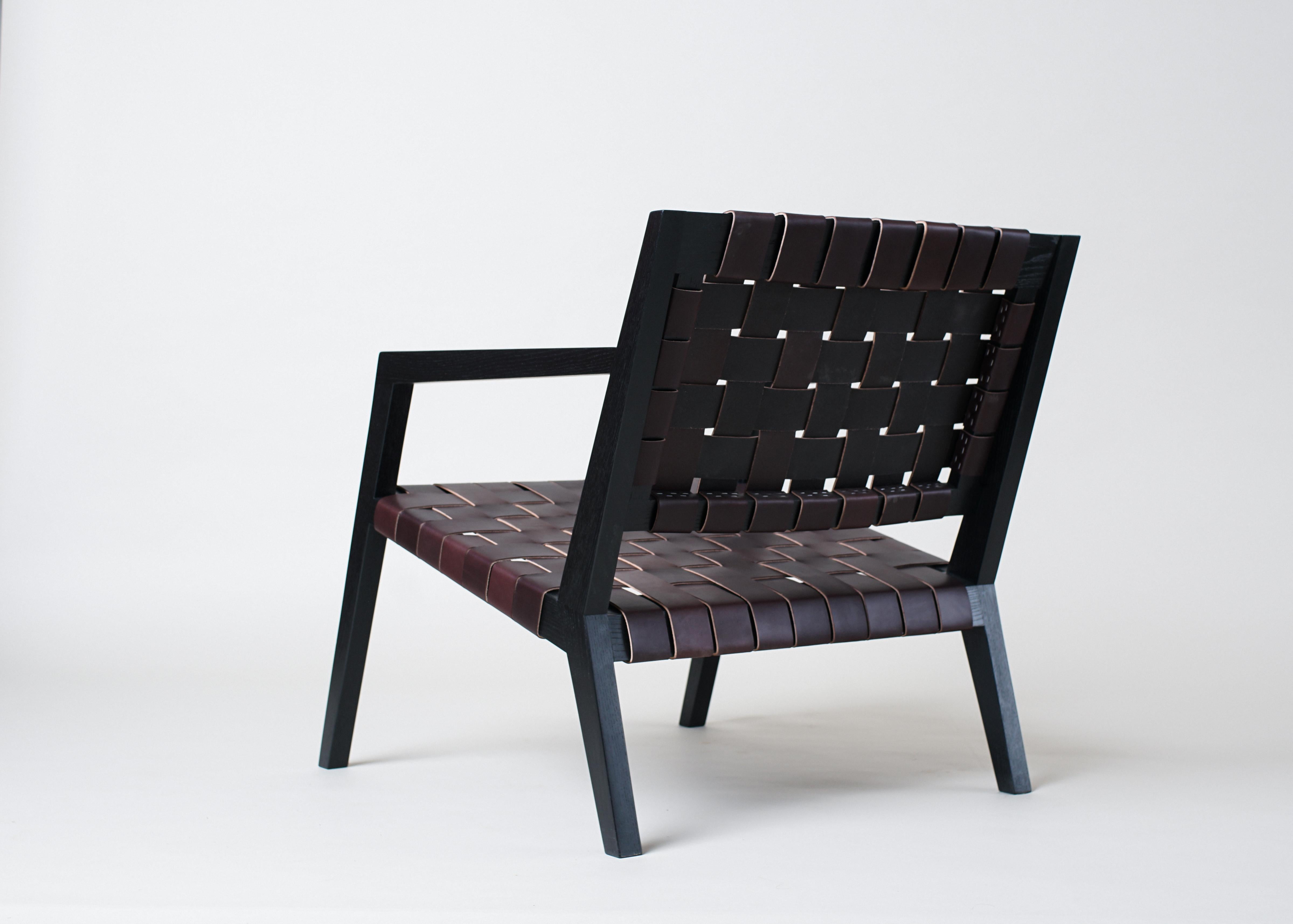 Phloem Studio Nadine Lounge, Moderner Sessel aus Holz und Leder mit Riemen im Angebot 4