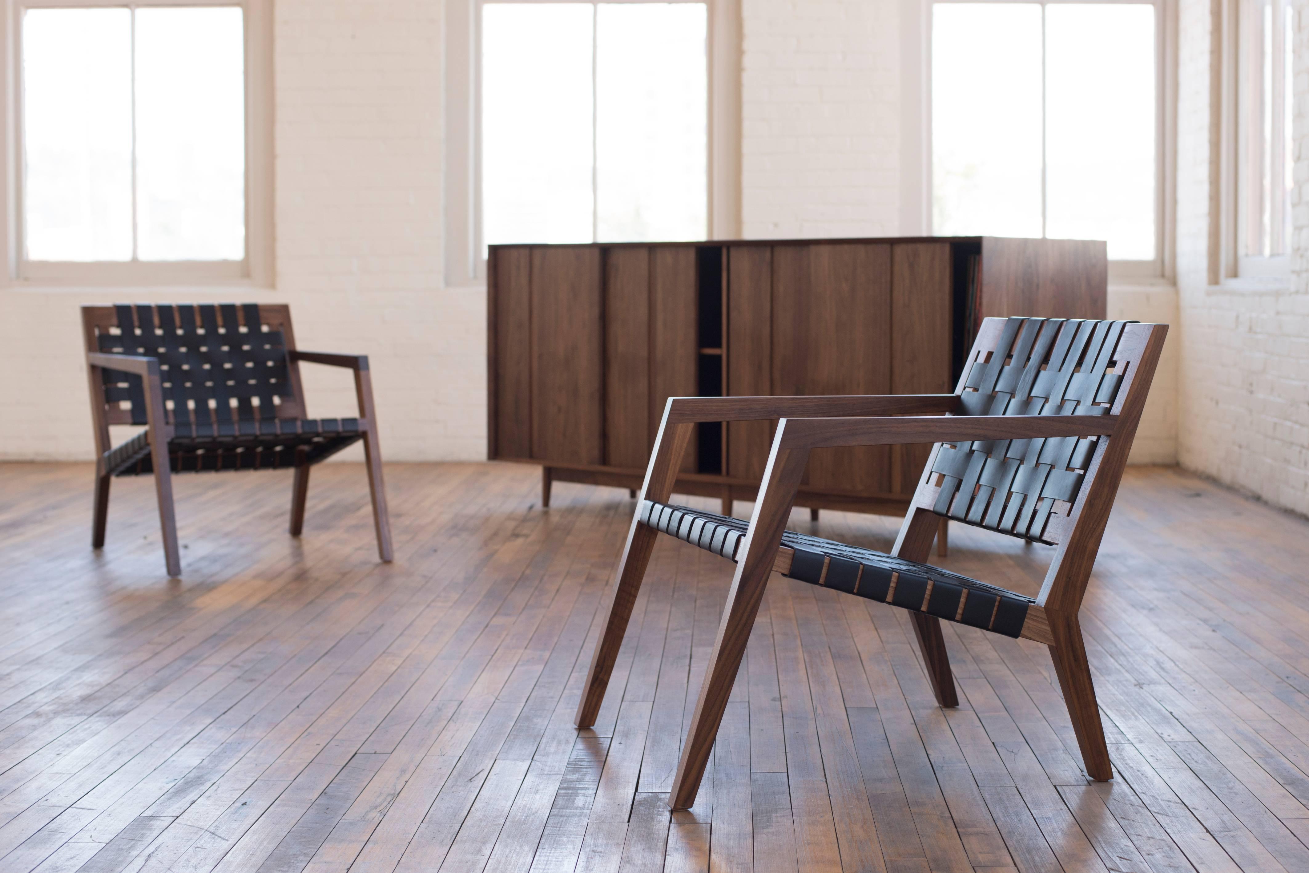 Phloem Studio Nadine Lounge, Moderner Sessel aus Holz und Leder mit Riemen im Angebot 7