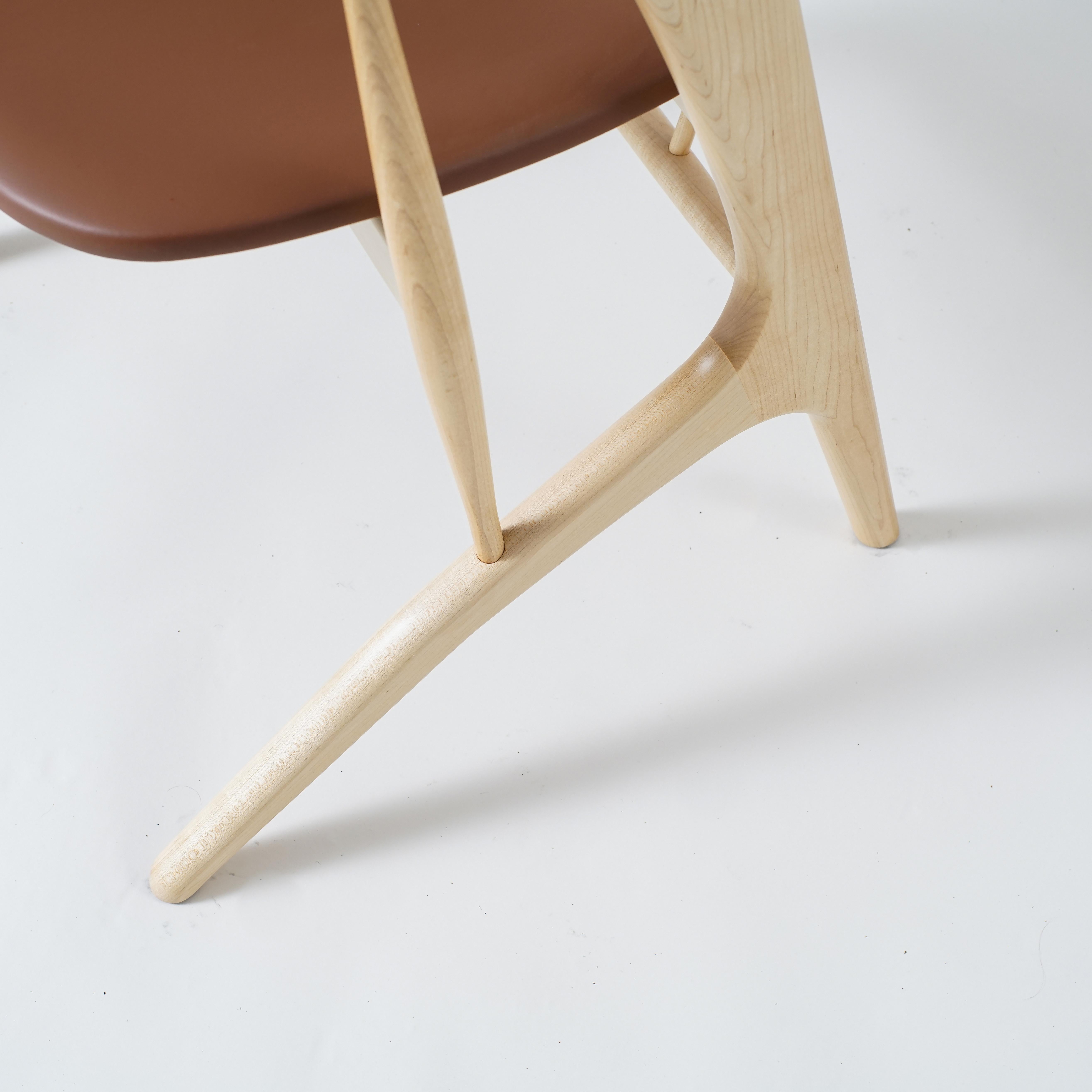 Phloem Studio Zoe-Stuhl, moderner Ahorn-Esszimmerstuhl mit Lederpolsterung (Moderne) im Angebot