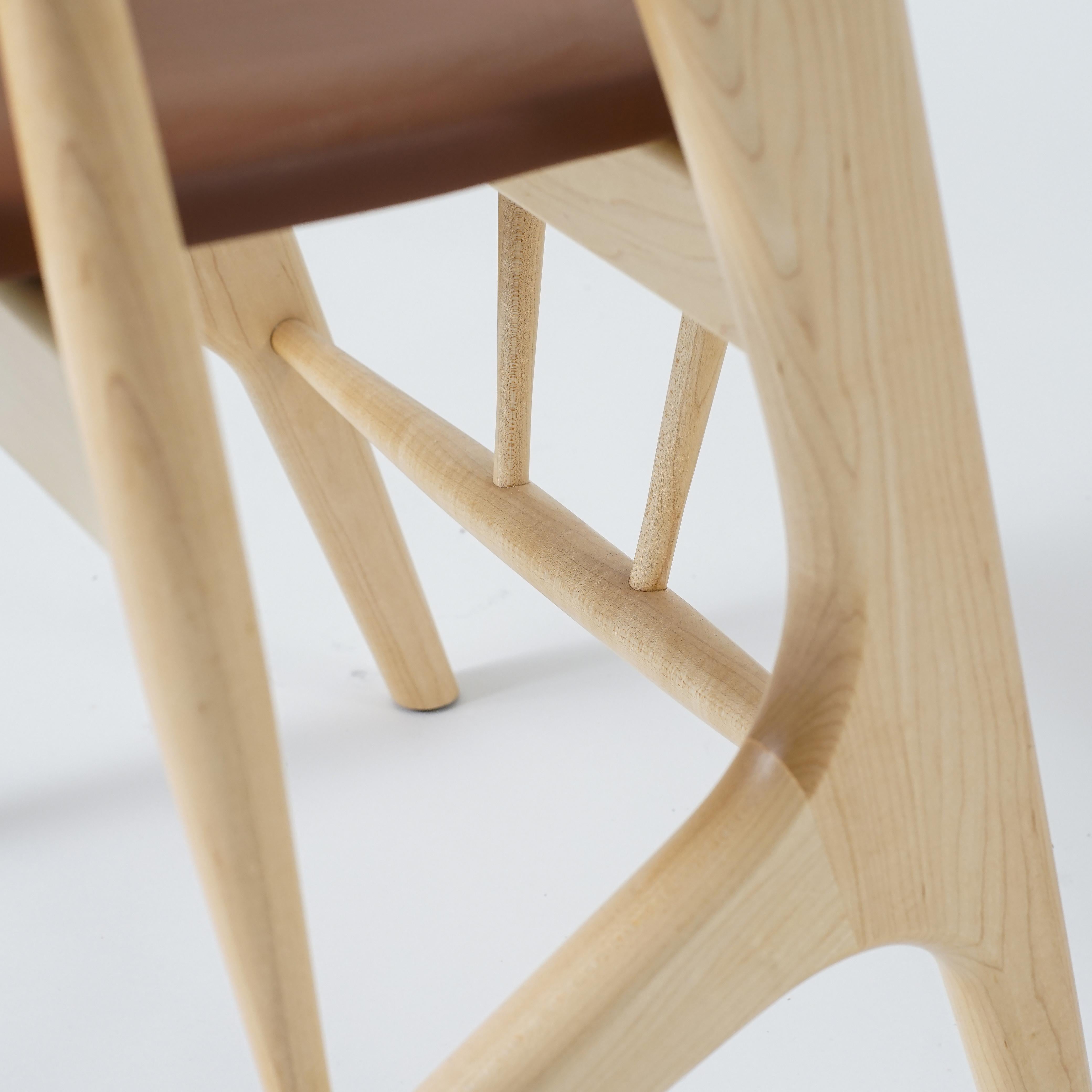 Américain Chaise Zoe de Phloem Studio, chaise de salle à manger moderne en érable avec revêtement en cuir en vente