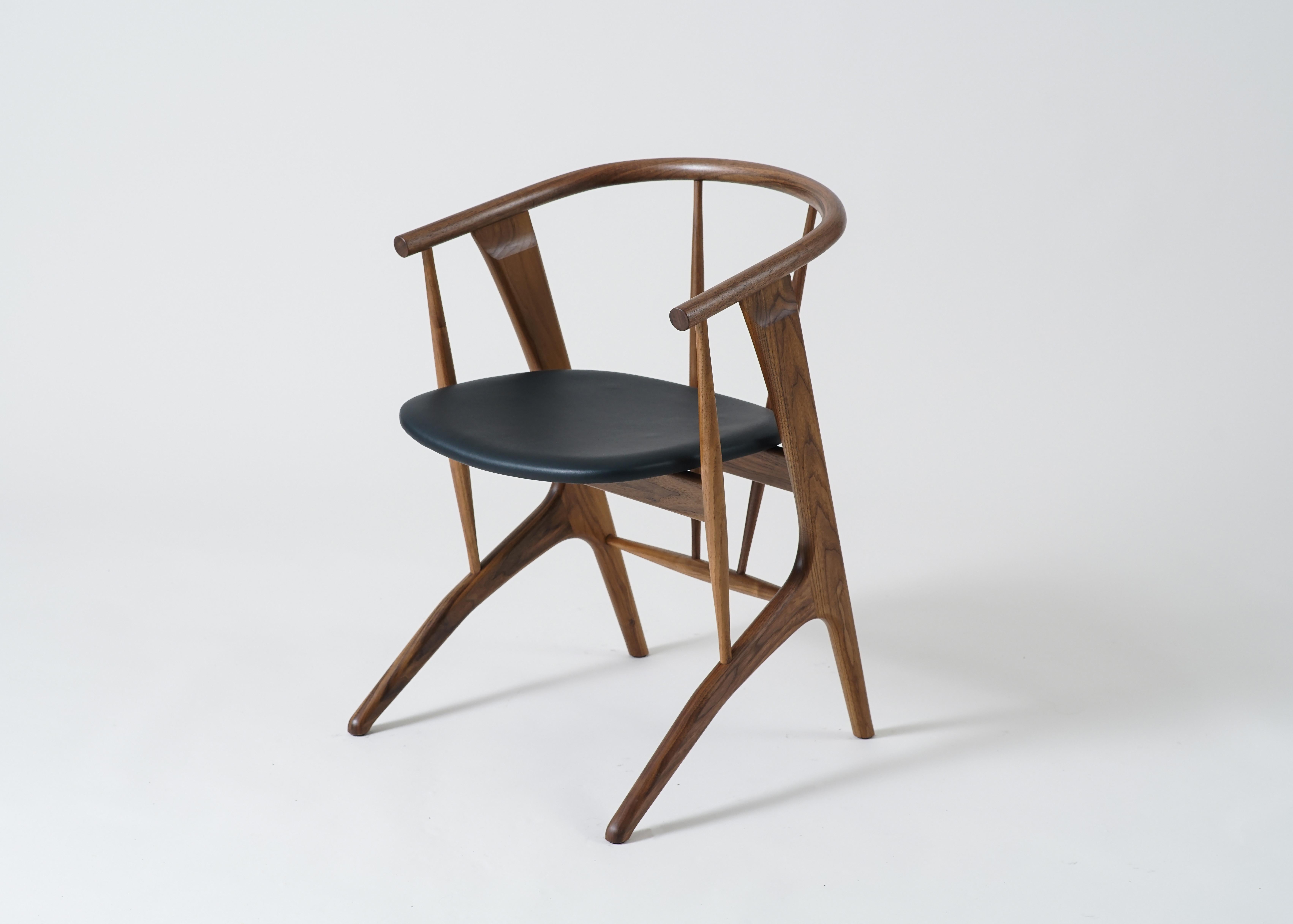 Moderne Chaise Zoe de Phloem Studio, chaise de salle à manger moderne en noyer avec revêtement en cuir en vente