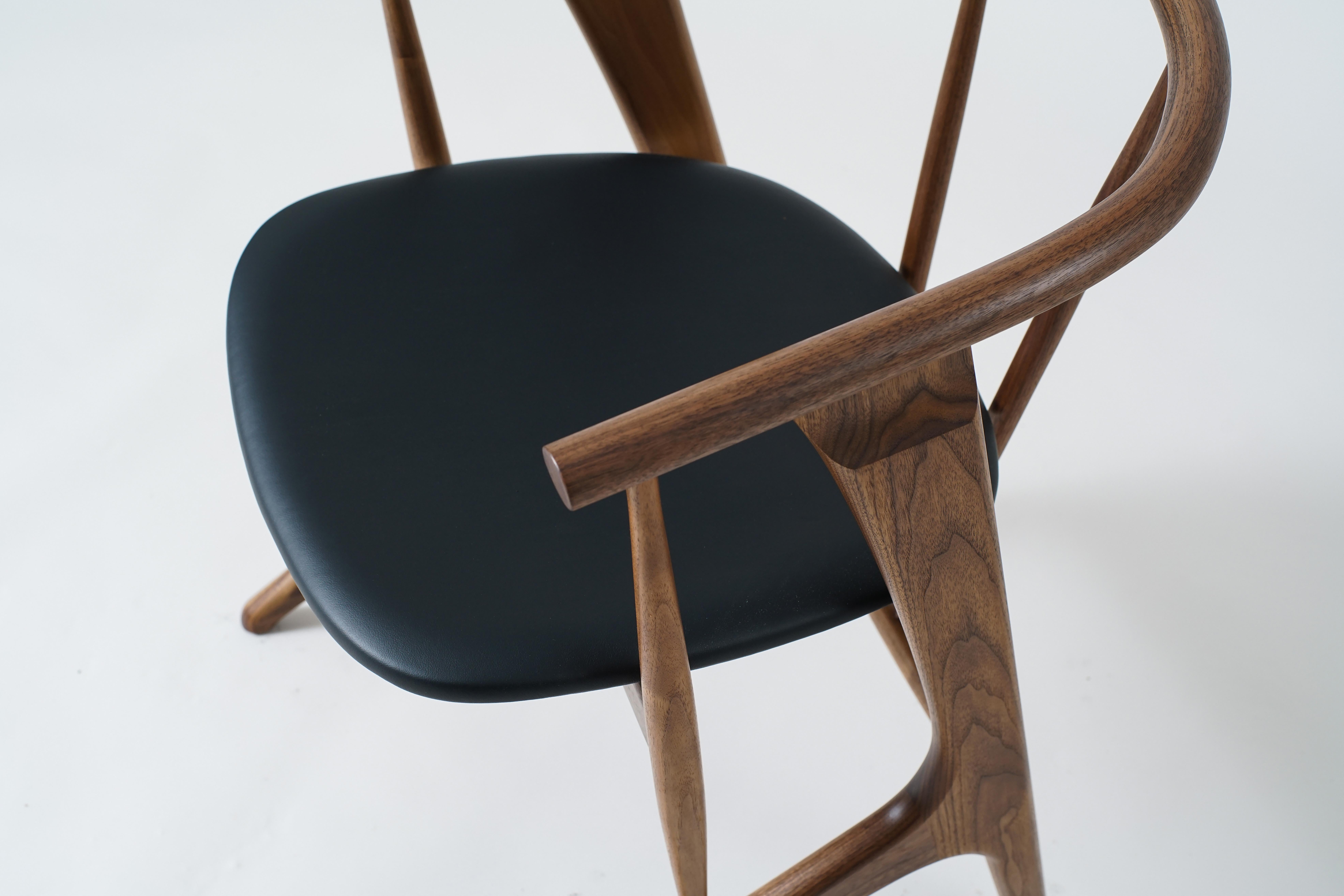 Phloem Studio Zoe-Stuhl, moderner Esszimmerstuhl aus Nussbaumholz mit Lederpolsterung (amerikanisch) im Angebot