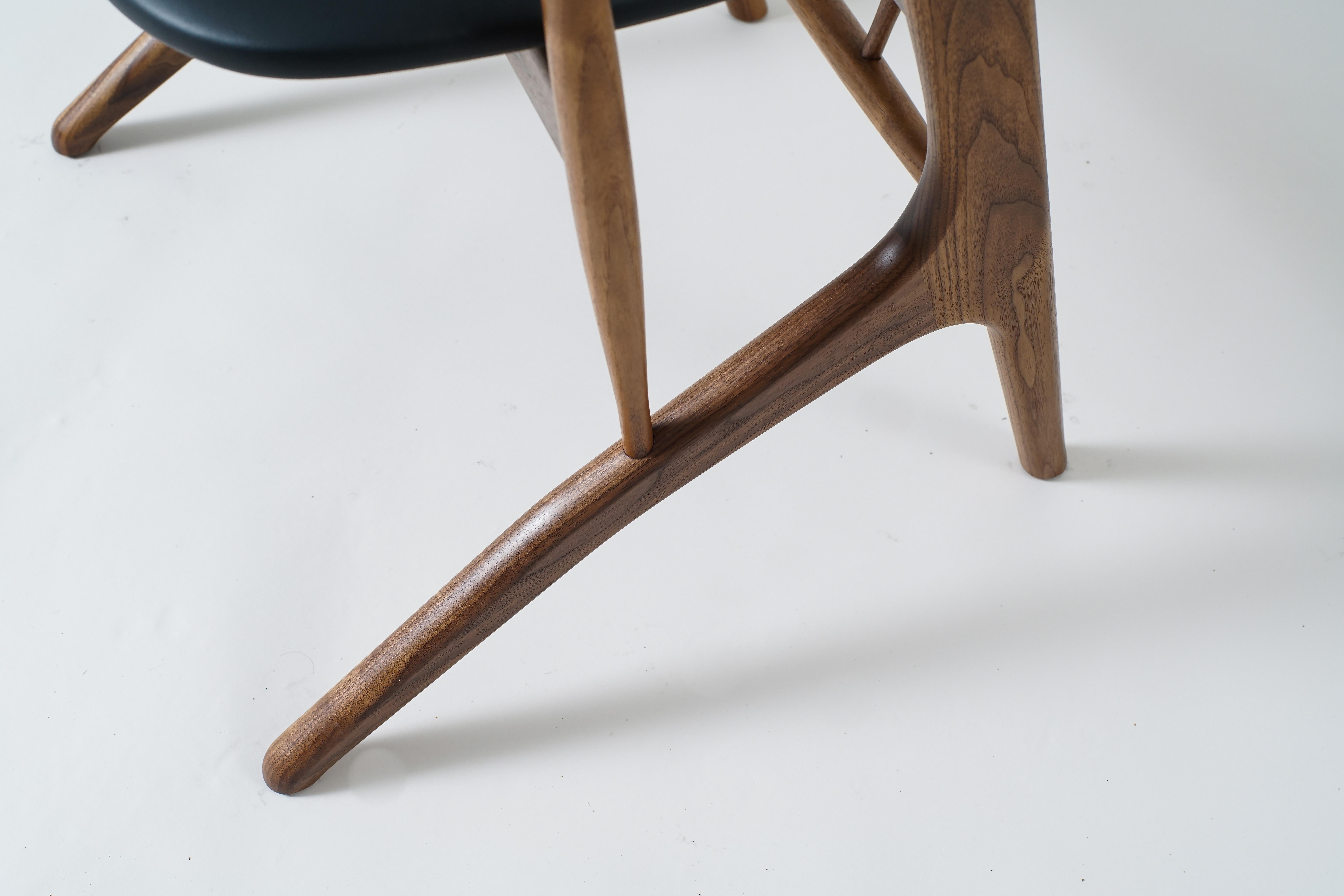 Fait main Chaise Zoe de Phloem Studio, chaise de salle à manger moderne en noyer avec revêtement en cuir en vente