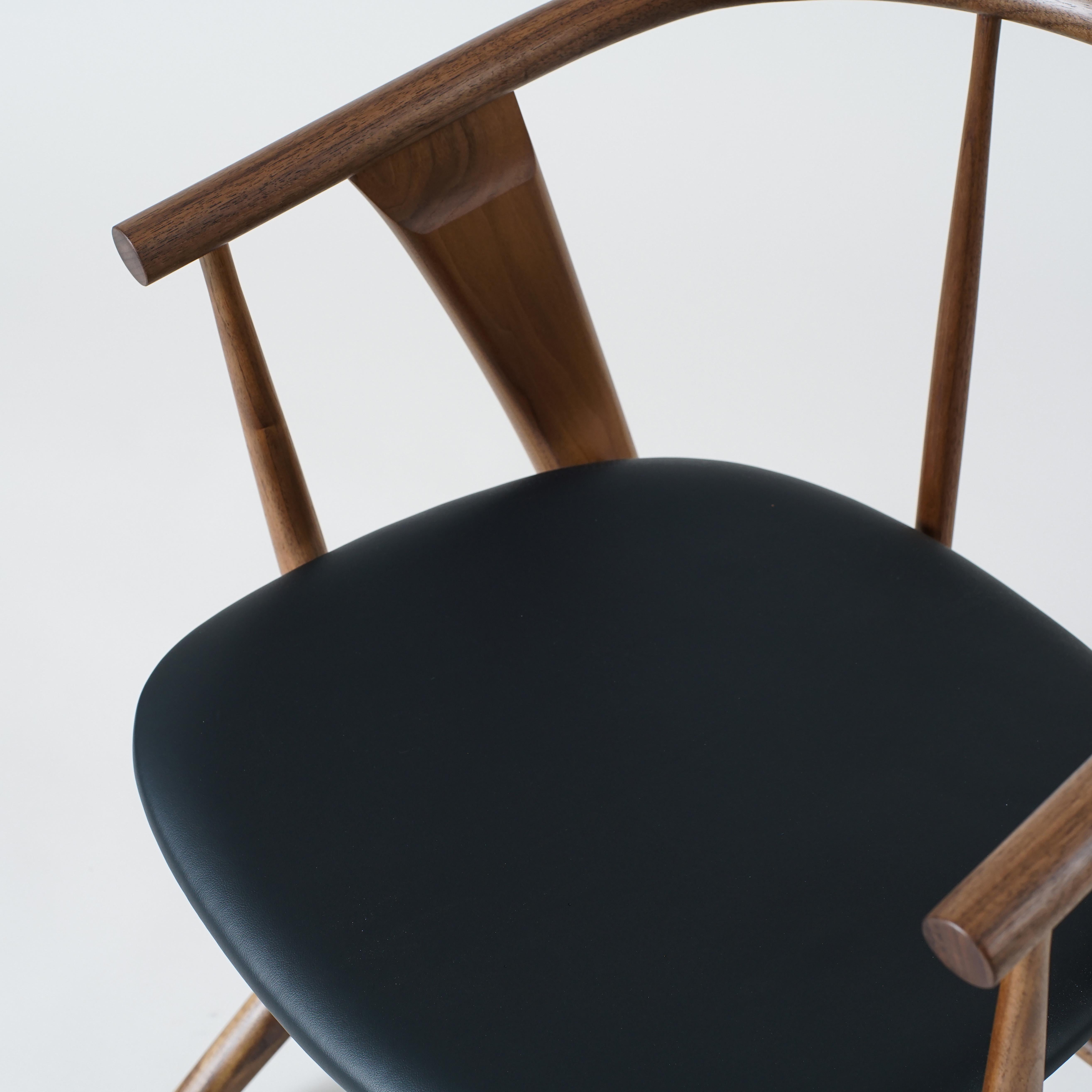Chaise Zoe de Phloem Studio, chaise de salle à manger moderne en noyer avec revêtement en cuir Neuf - En vente à Stevenson, WA
