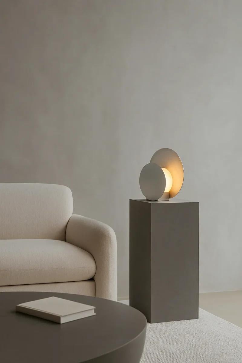 Creato da Joana Teixeira

Di Joana Teixeira

PHOBOS la lampada dell'eclissi.

Passare attraverso l'ombra di un corpo celeste non cancella la luce, ma la piega solo per un momento.

Il vuoto tra i pianeti non è silenzio, ma una pausa in cui la