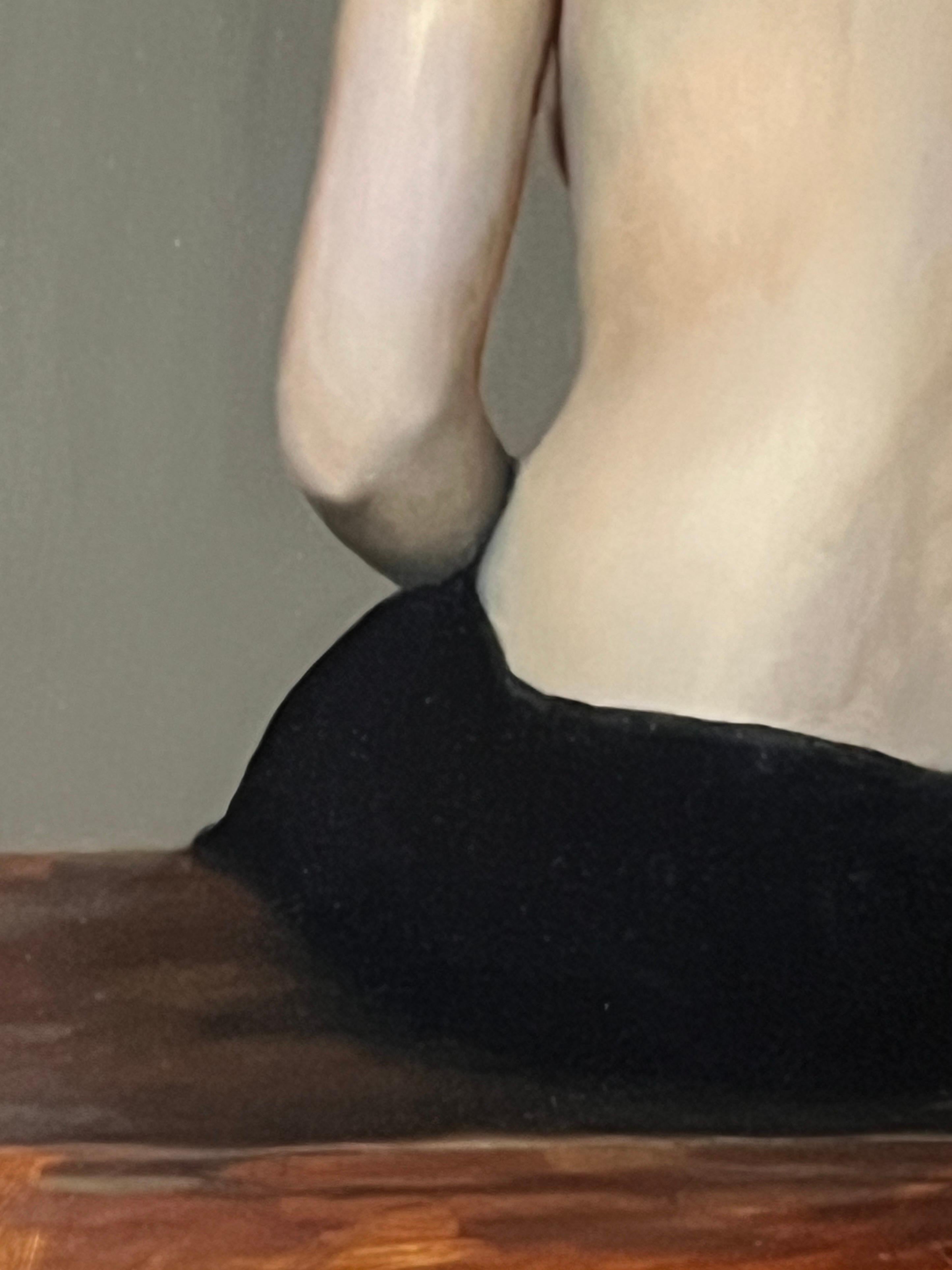 Figura seduta - Painting Realismo americano di Phoebe Delaney