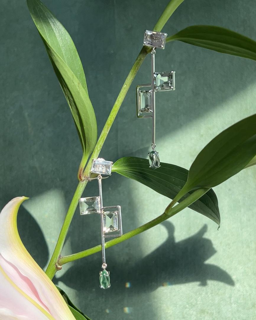 Intention : Gouttes de sucre

Design : Un design simple avec un petit je ne sais quoi en plus, ces boucles d'oreilles lumineuses vous illumineront, de jour comme de nuit. Une ombre subtile allant du clair au foncé, les clous en topaze blanche mènent