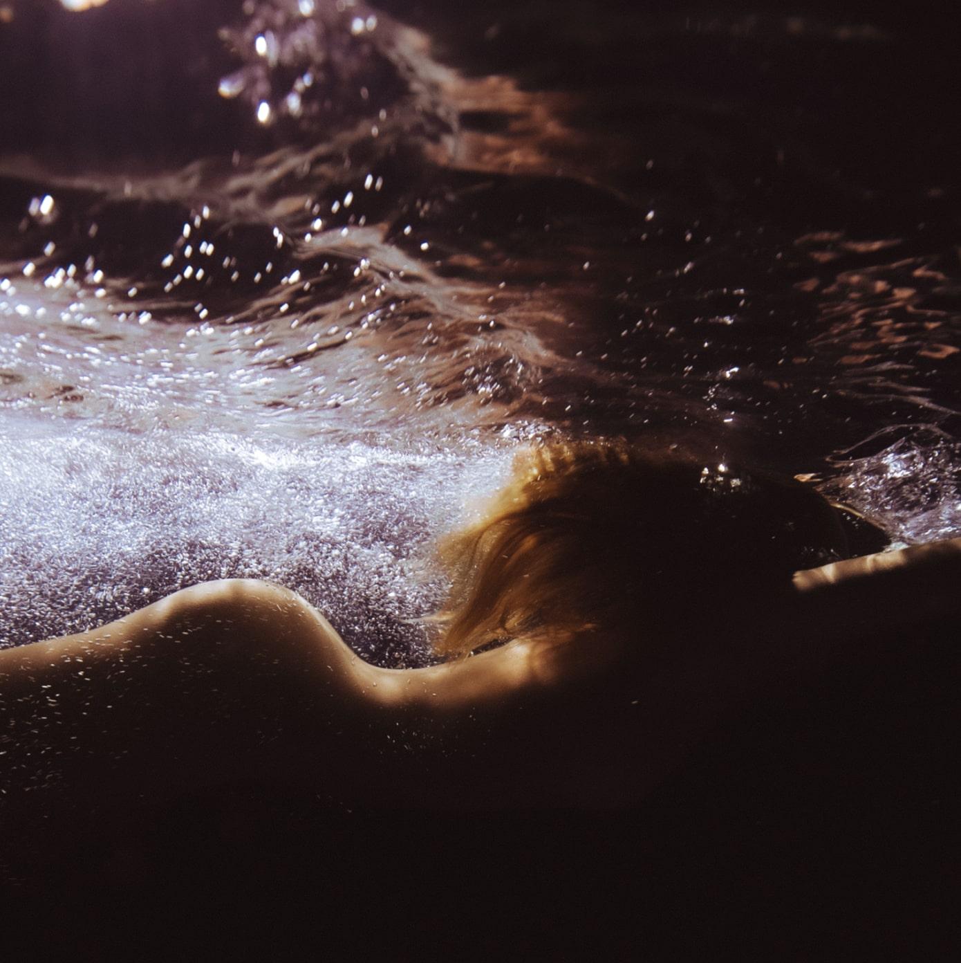 Color Photograph di Phoebe Fitz - Raggiungere