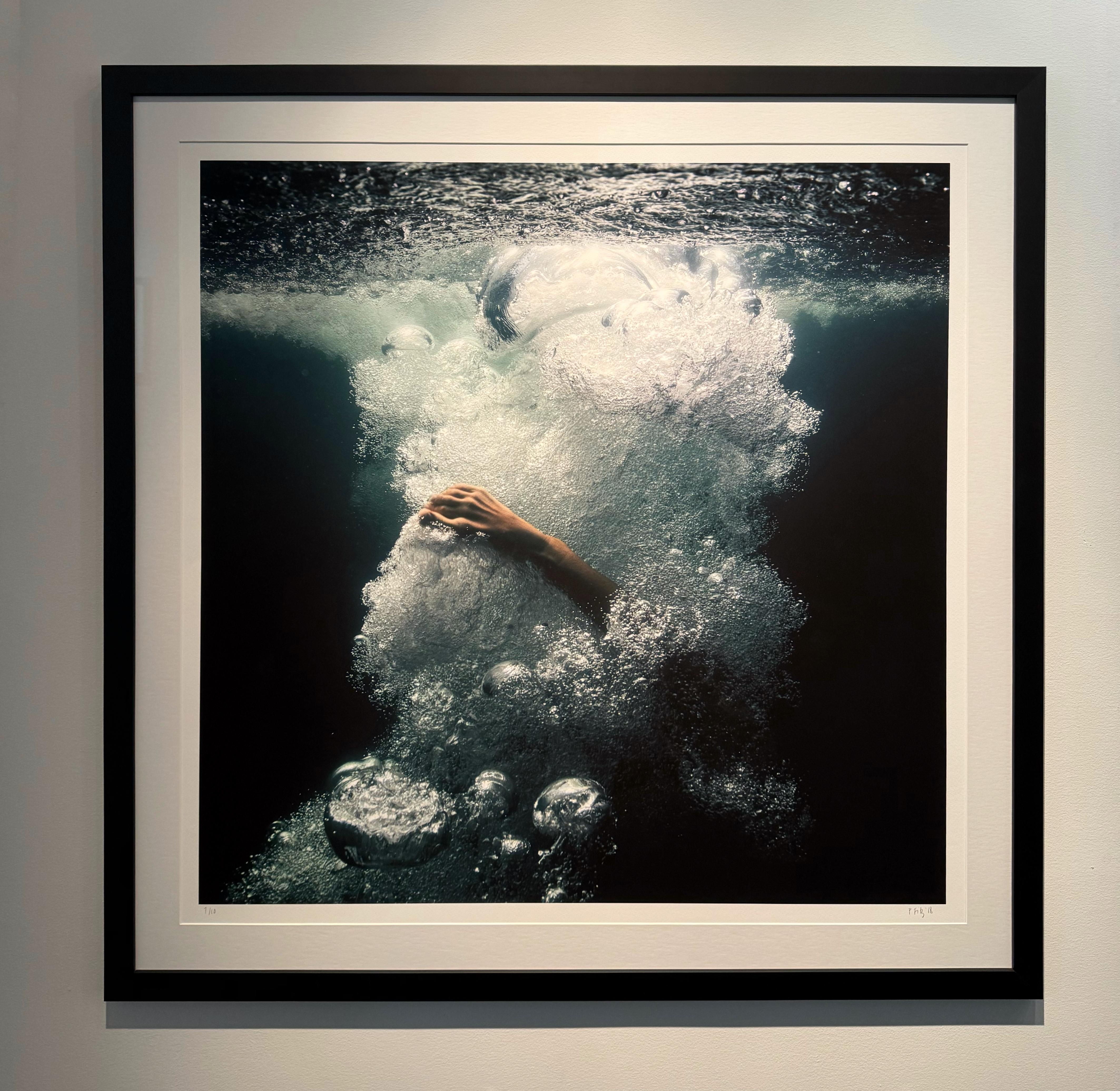 Die Form des Wassers – Photograph von Phoebe Fitz