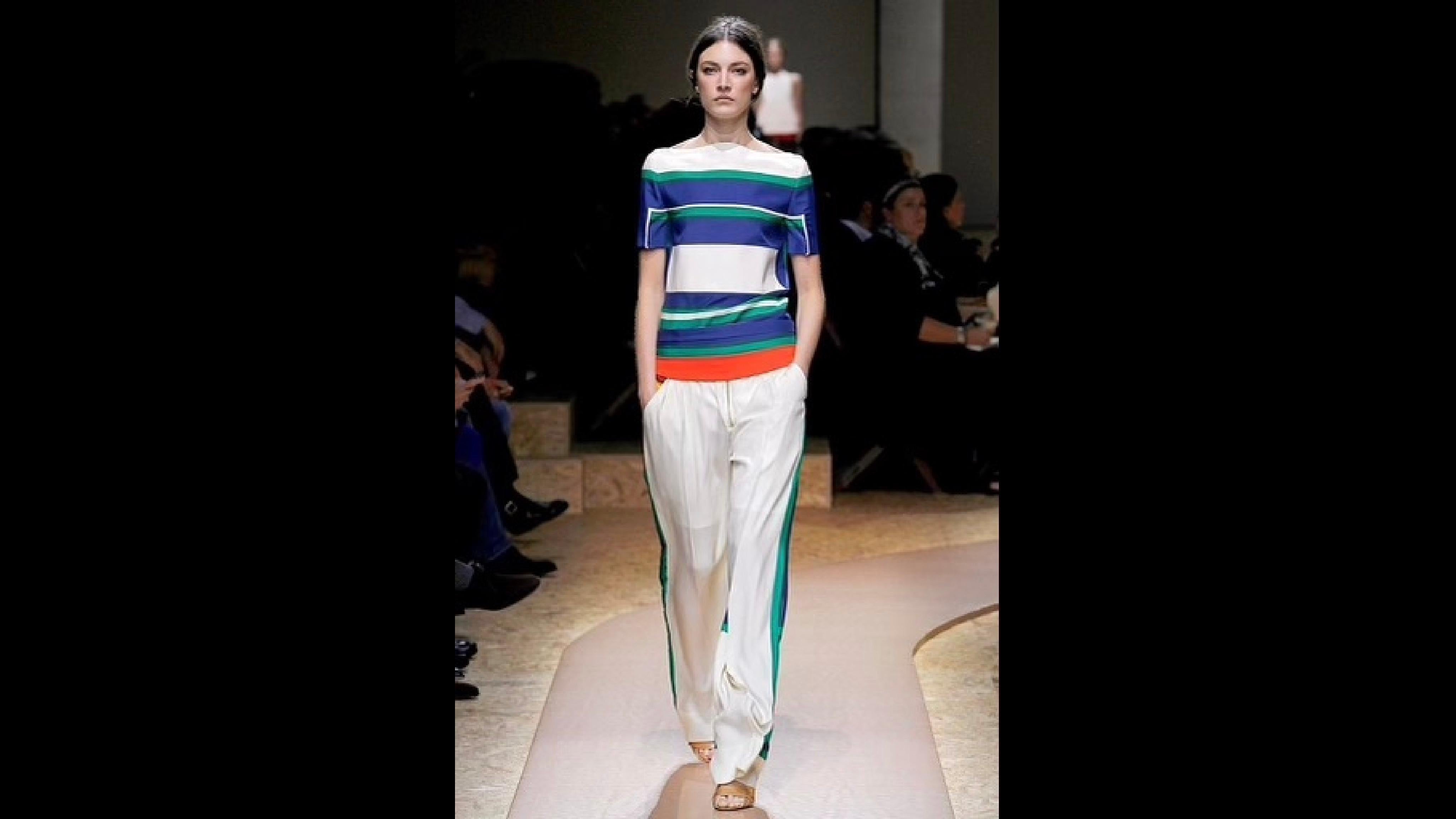 I pantaloni Phoebe Philo for Celine Off White Silk Dress Pants sono una masterclass di sobria eleganza e incarnano la visione lussuosa di una delle più stimate stiliste della moda. Questi pantaloni sono caratterizzati da un pulito color crema bianco
