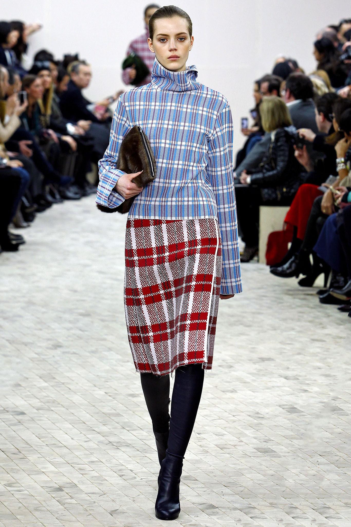 Élevez votre garde-robe avec le haut à manches longues à col roulé écossais Phoebe Philo for Celine 2013 Runway, une pièce quintessentielle qui incarne la sophistication moderne. Ce superbe col roulé présente une base bleue riche ornée d'un imprimé