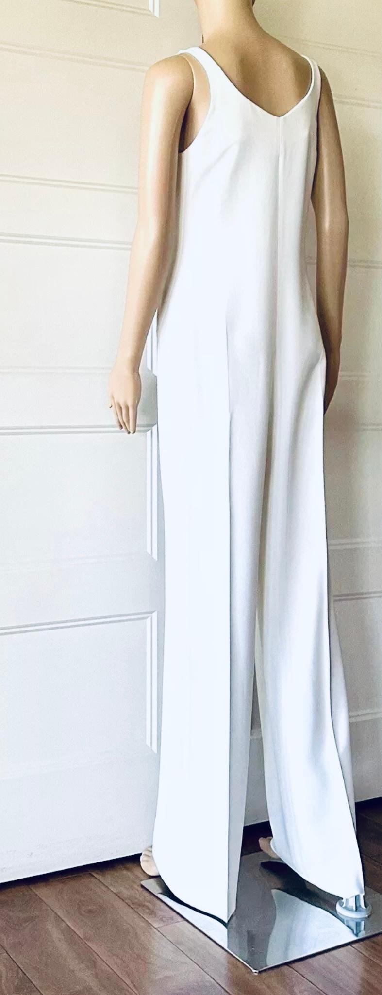 Une combinaison chic issue de la collection printemps 2011 de Phoebe Philo pour Celine.
Taillée dans un crêpe crème, elle présente une silhouette à jambes larges et des fermetures éclair apparentes dorées.
Une version raffinée de l'emblématique