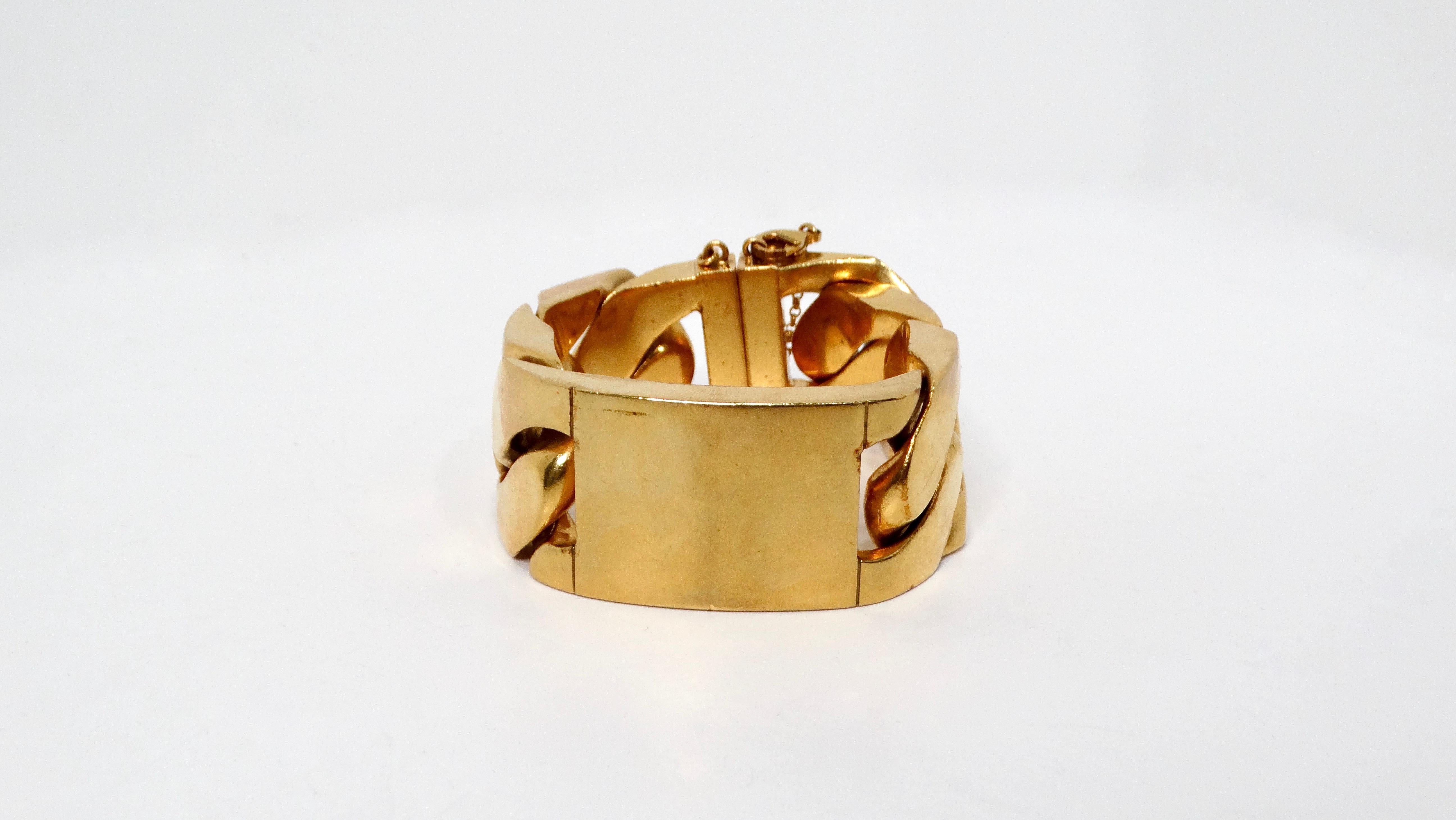 Le bracelet Phoebe Philo for Celine Large ID Curb Link en laiton plaqué or est une incarnation exquise de l'élégance moderne et d'un design audacieux, incarnant l'approche distinctive de Phoebe Philo en matière de mode de luxe. Ce bracelet d'apparat