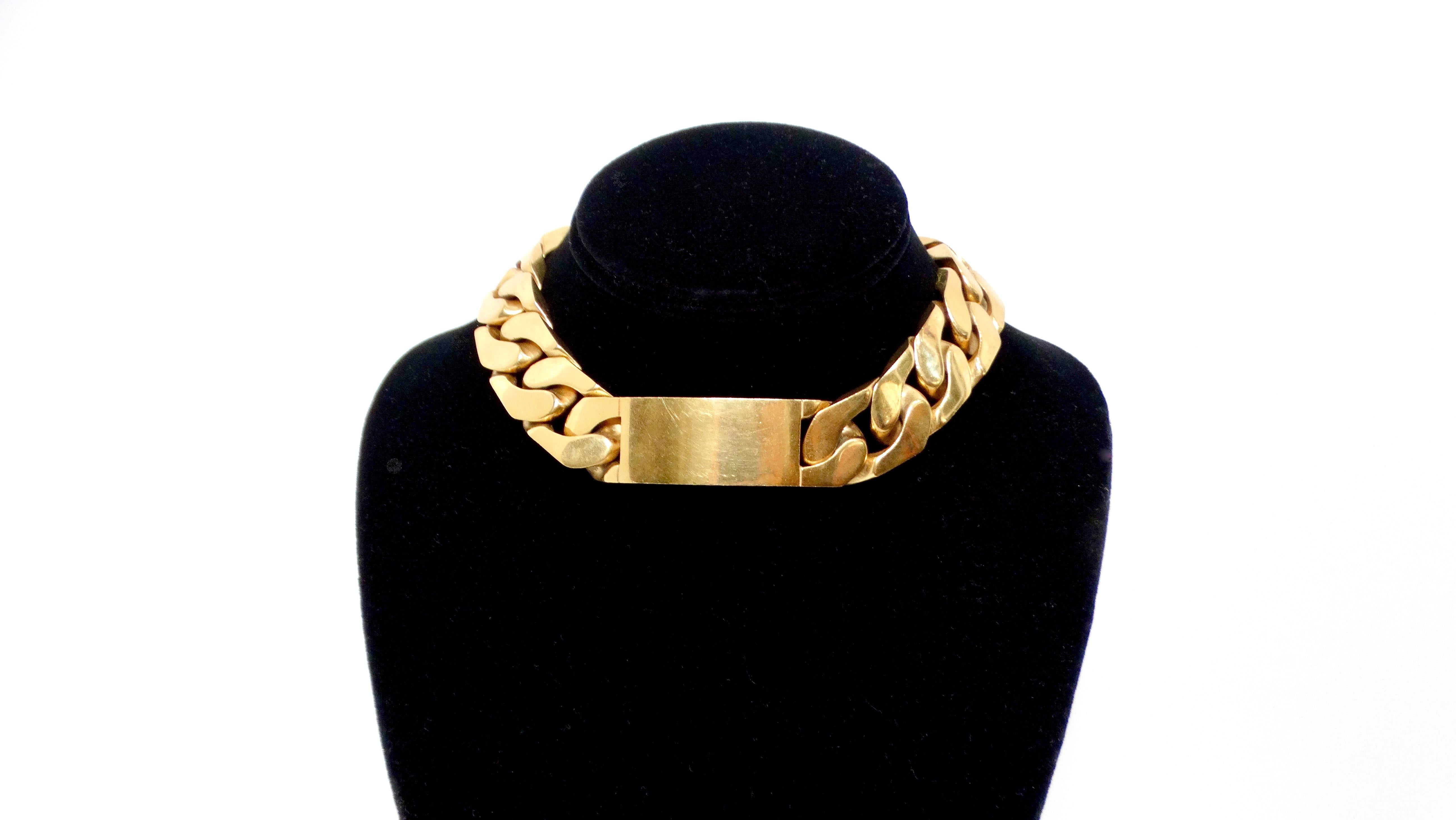 La collana a girocollo Phoebe Philo for Céline Large ID in ottone placcato oro è uno squisito esempio di lusso moderno che incontra un design senza tempo. Sotto la guida visionaria di Philo in Céline, questo pezzo forte ha ridefinito la gioielleria