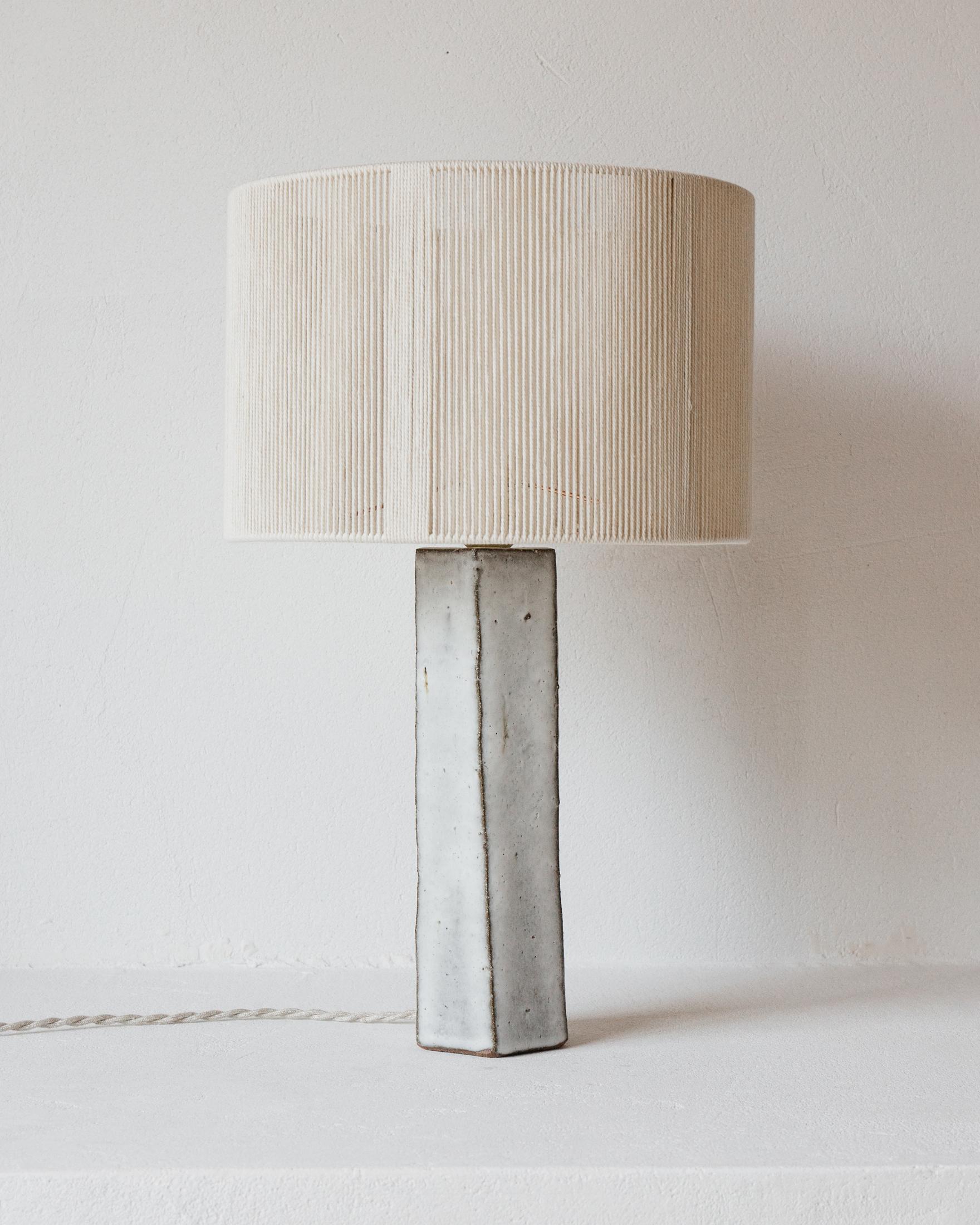 Lámpara de sobremesa de cerámica opaca blanca gris Phoebe by Grès Éditions
Pieza única.
Dimensiones: Pantalla: Ø 30 x H 22 cm.
Base: H 28 cm.
Materiales: Algodón crudo y cerámica.
Peso: 2,4 kg.

Sistema eléctrico: cable eléctrico tejido de lino