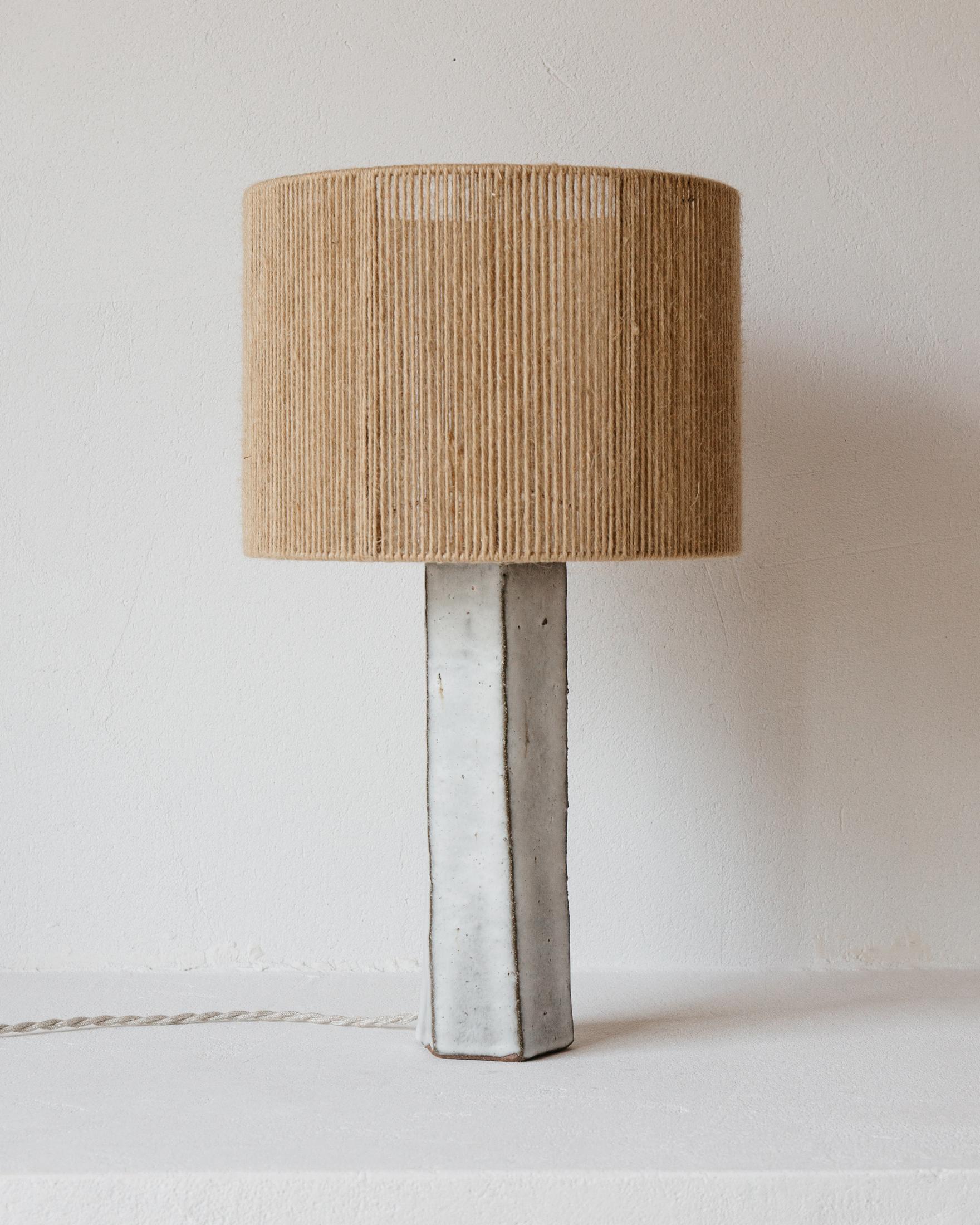 Phoebe Lampe de table en céramique opaque blanc gris par Grès Éditions
Pièce unique.
Dimensions : Abat-jour : Ø 30 x H 22 cm.
Base : H 28 cm.
MATERIAL : Jute et céramique.
Poids : 2,4 kg.

Système électrique : câble électrique tissé en lin (longueur