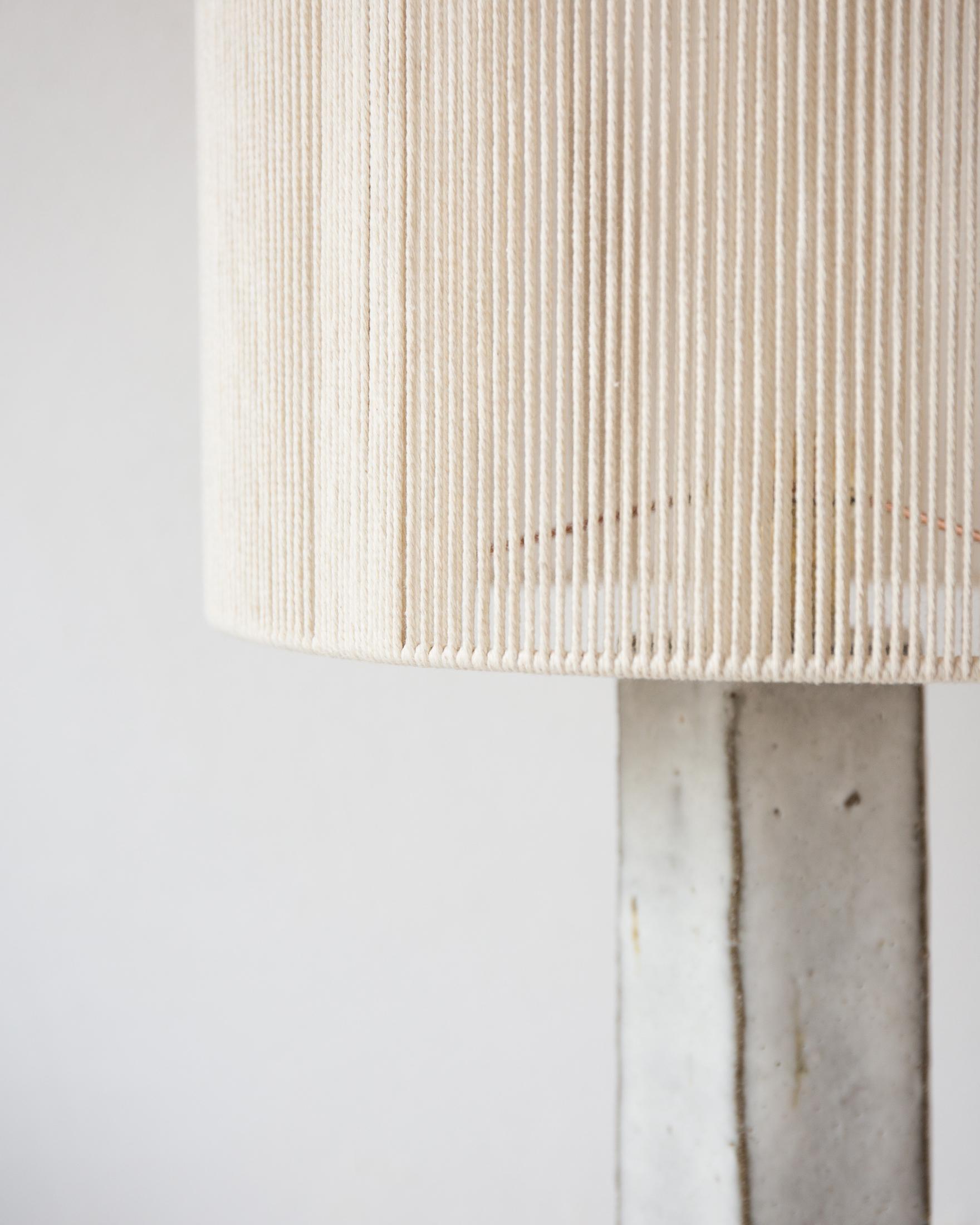 Lámpara de sobremesa de cerámica opaca blanca gris Phoebe by Grès Éditions Posmoderno en venta