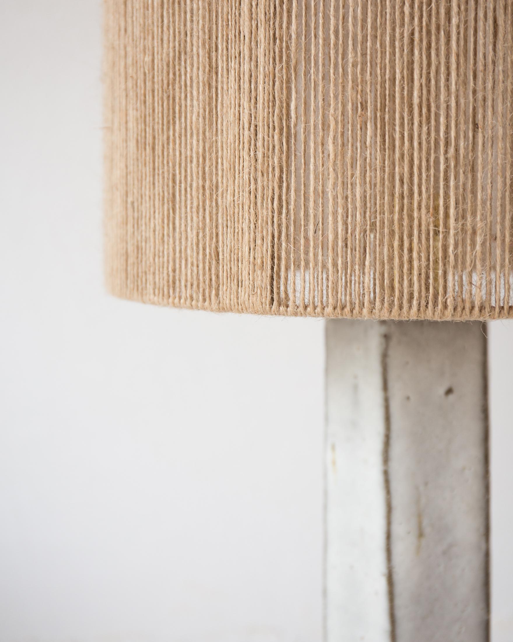 Postmoderne Phoebe Lampe de table en céramique opaque blanc gris par Grès Éditions en vente