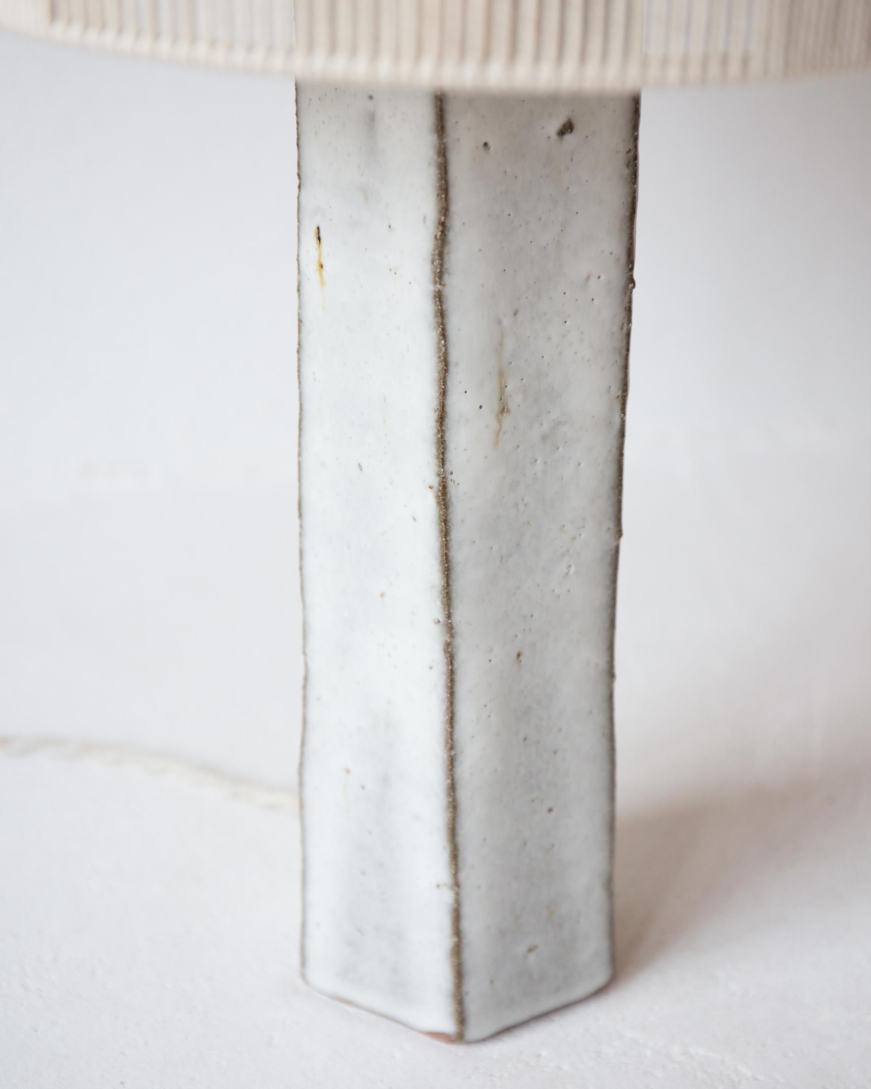 Lámpara de sobremesa de cerámica opaca blanca gris Phoebe by Grès Éditions Francés en venta