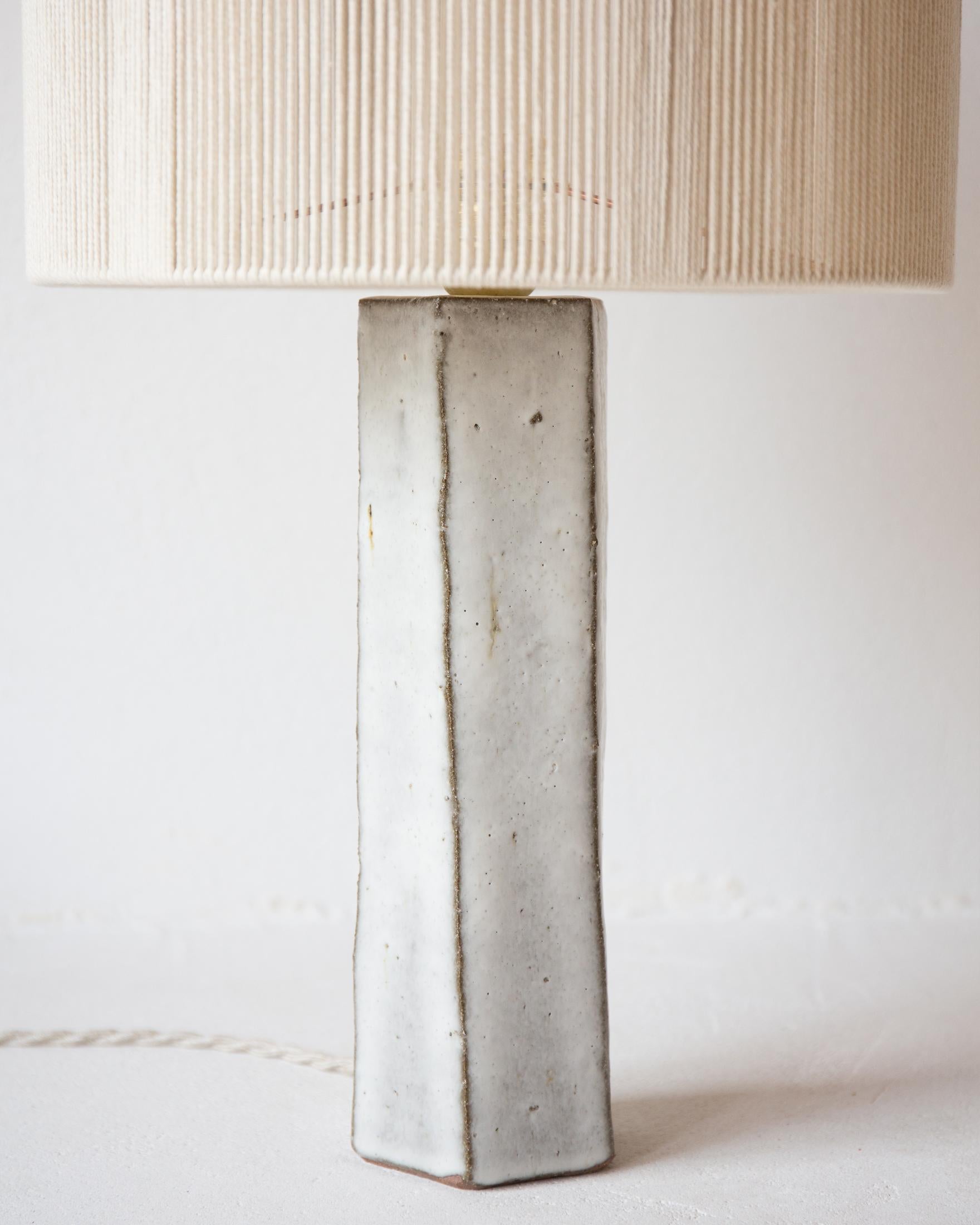 Lámpara de sobremesa de cerámica opaca blanca gris Phoebe by Grès Éditions Otro en venta