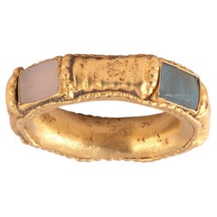 Anello d'oro fenicio con intarsi di pietre colorate, circa VII secolo a.C.