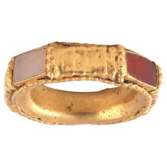 Anello d'oro fenicio con intarsi di pietre colorate, circa VII secolo a.C.