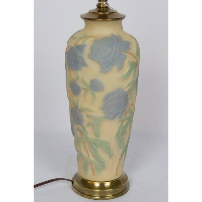 Américain Phoenix Glass Lampe en verre consolidé avec fleurs bleues en vente