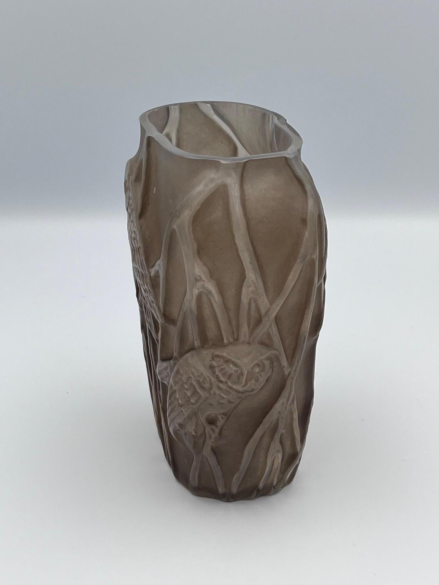 Art Déco Phoenix Consolidated Glass Martele Vaso gufo urlante in vendita