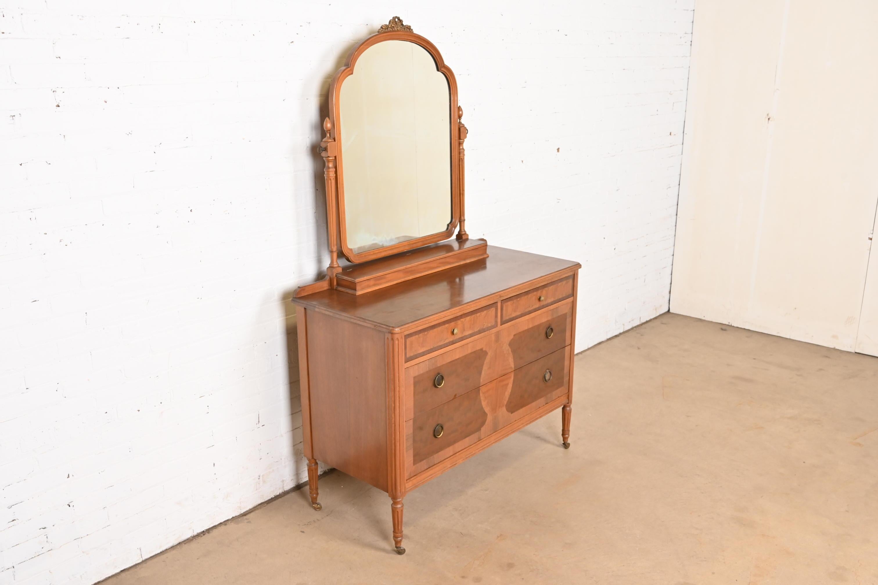 Phoenix Furniture Antique French Regency Louis XVI Burled Walnut Vanity Dresser (Louis XVI.) im Angebot