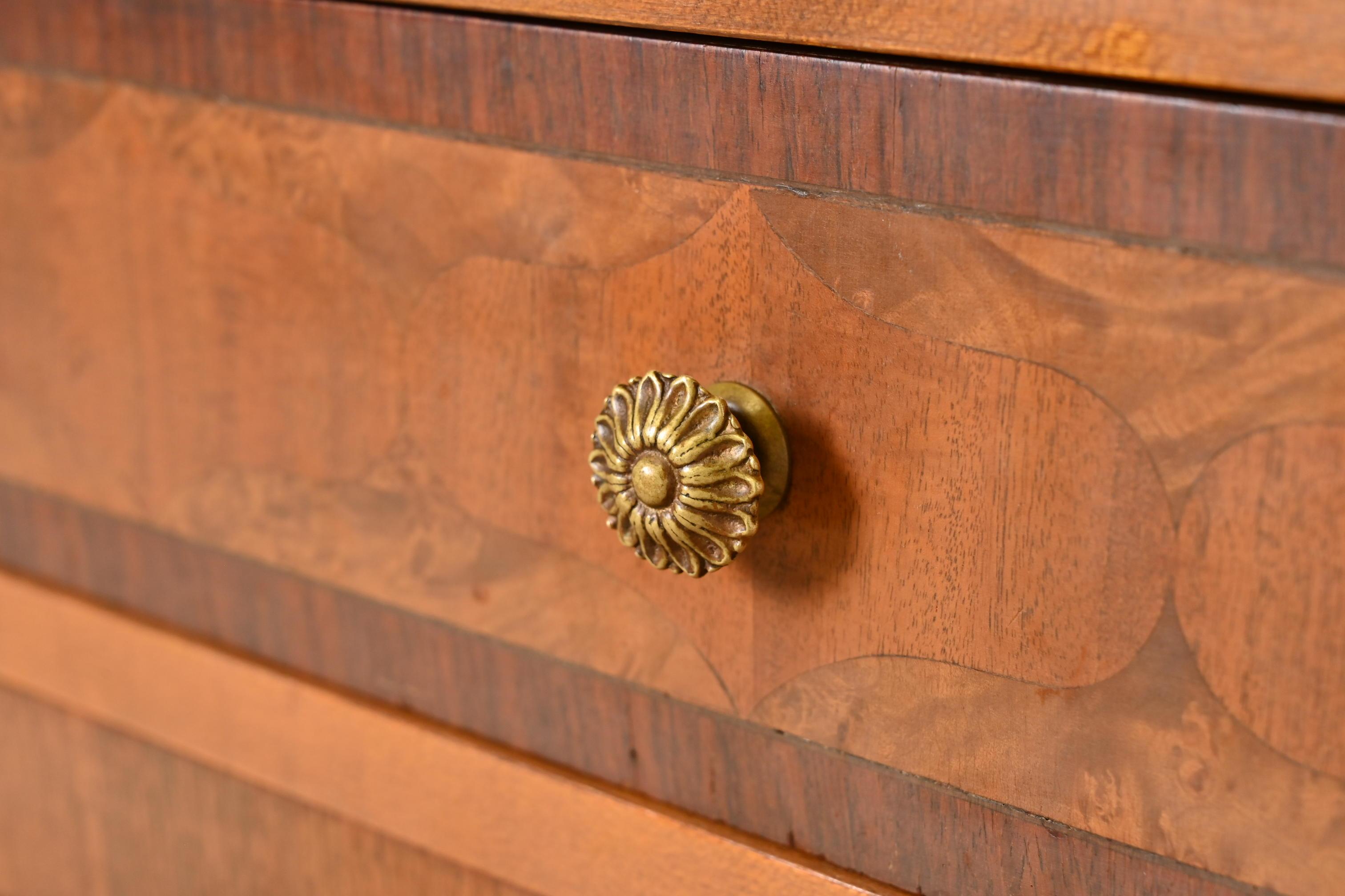 Phoenix Furniture Antique French Regency Louis XVI Burled Walnut Vanity Dresser (Messing) im Angebot