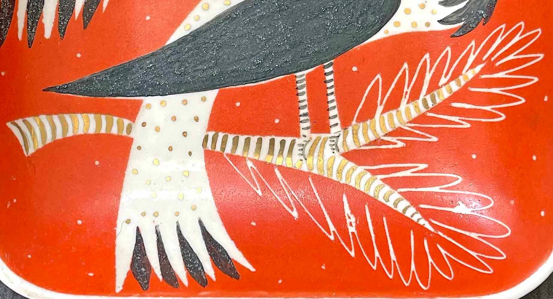 „Phoenix in Schwarz & Gold mit scharlachrotem Grund“, fabelhafte Schale aus der Art déco-Zeit (amerikanisch) im Angebot
