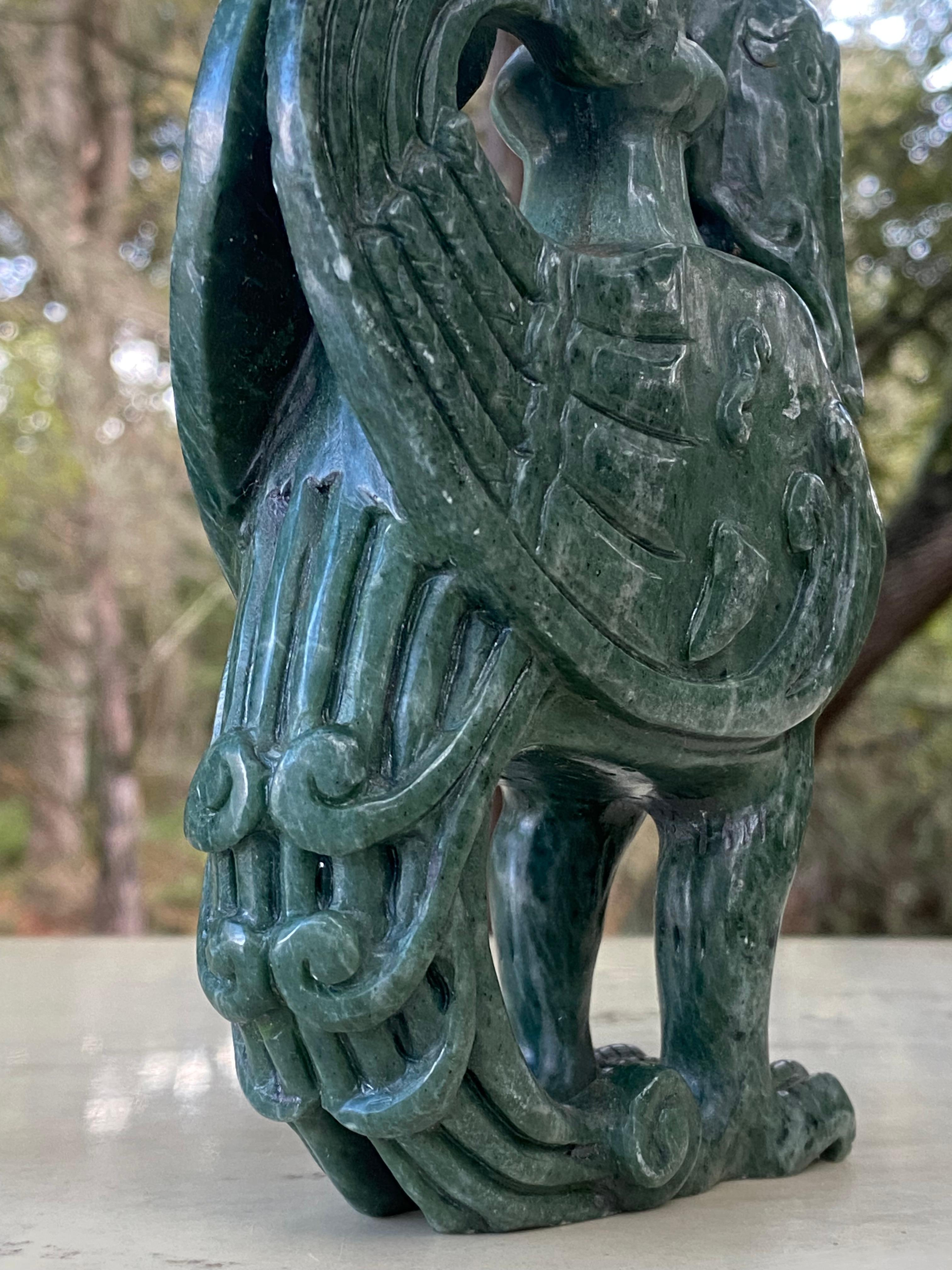 Intagliato a mano Sculture Phoenix in giada Spinach in vendita