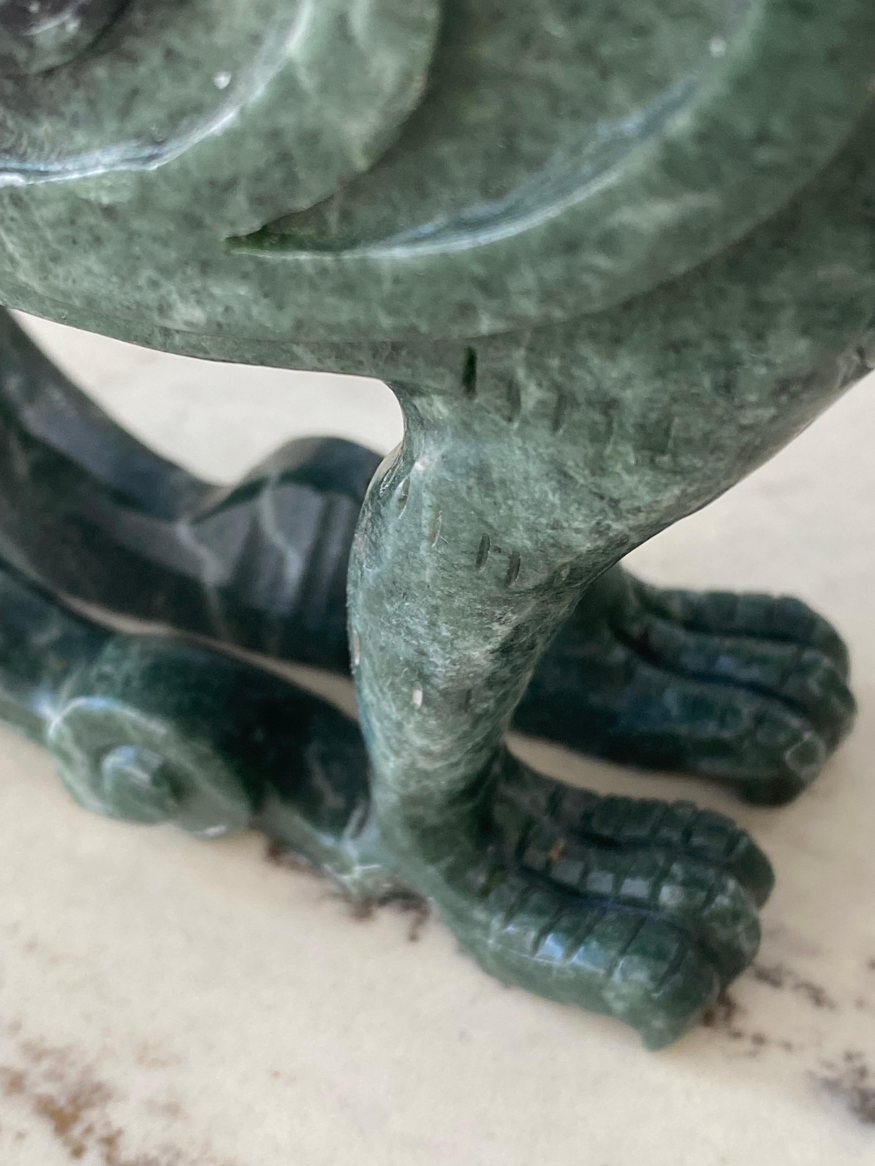 XX secolo Sculture Phoenix in giada Spinach in vendita